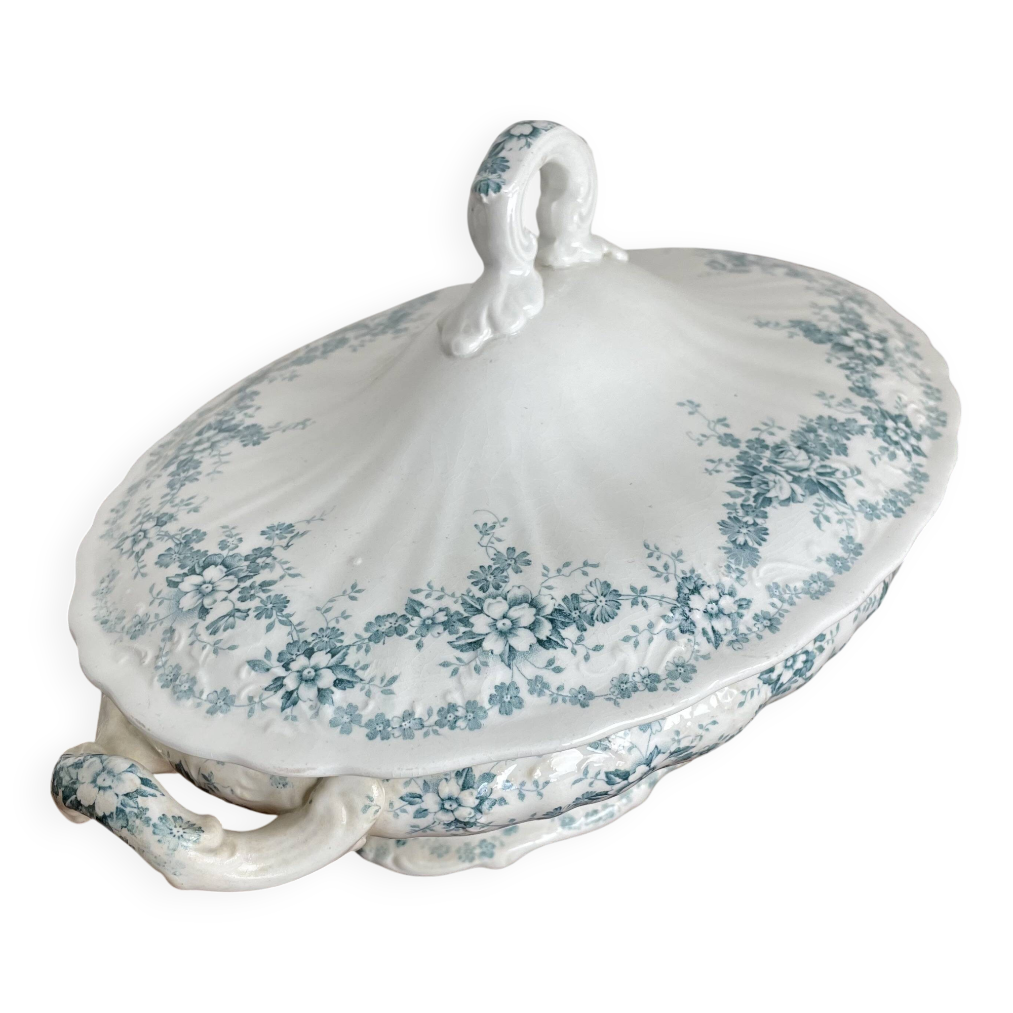 Covered dish, vegetable dish in Maastricht earthenware, Clara model