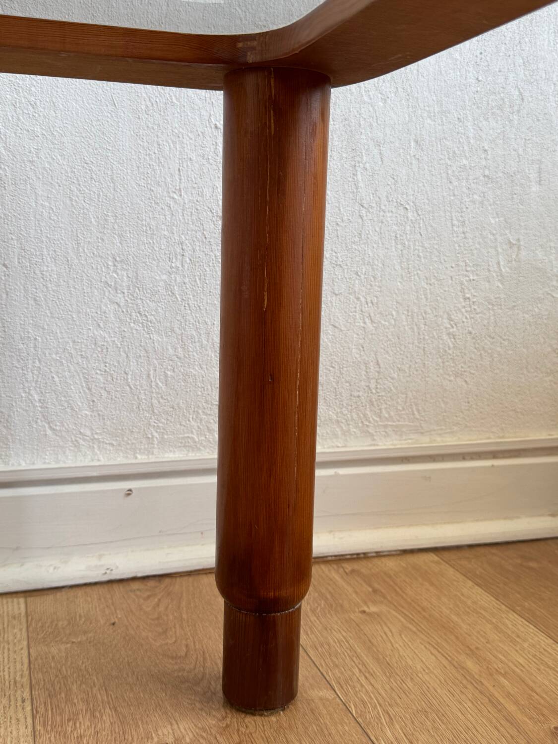 Table basse en bois et verre
