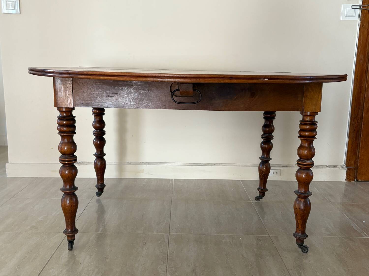 Solid wood extendable table