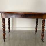 Extendable solid wood table