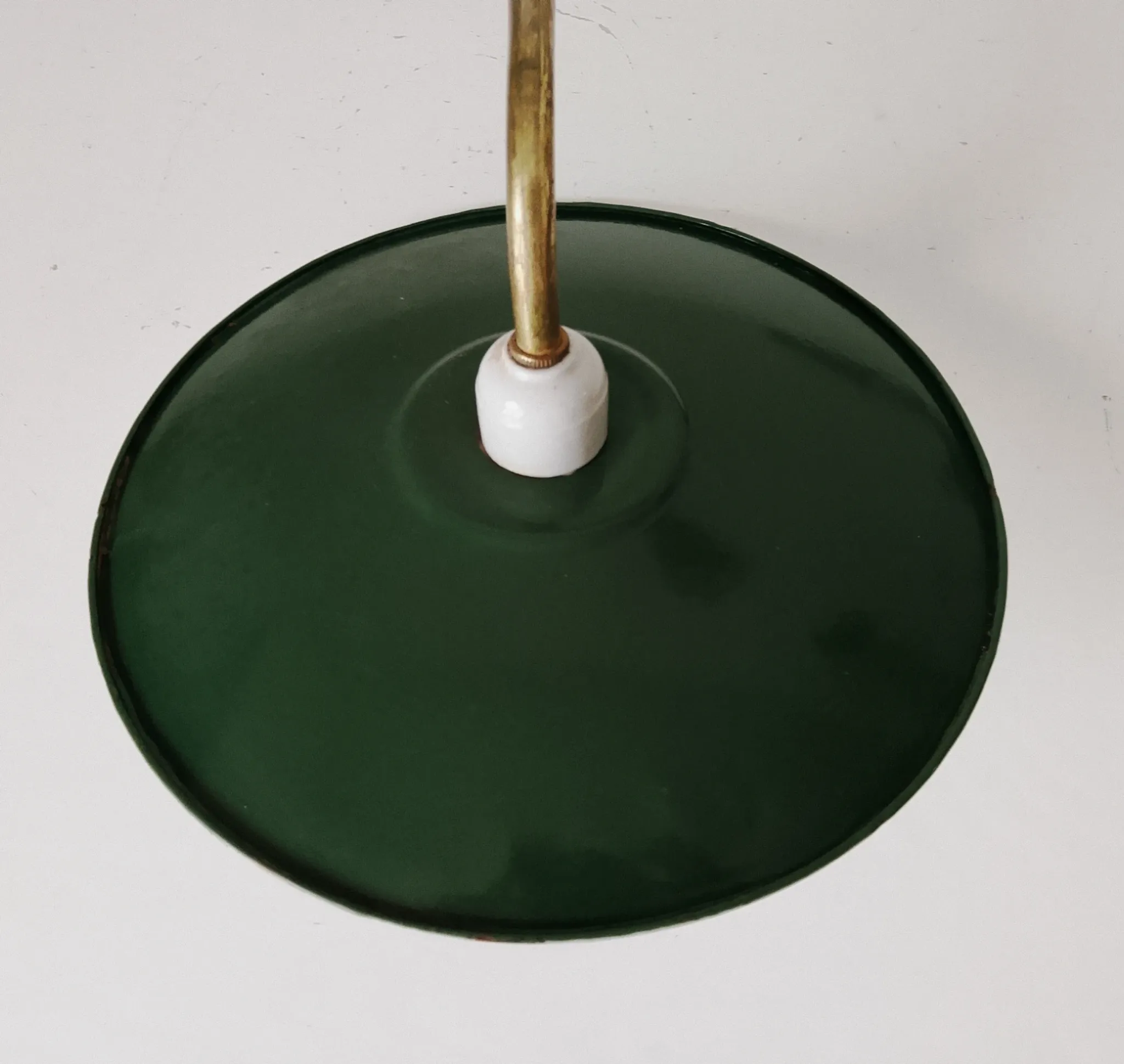 Antique wall light with a swan neck in enamelled metal, porcelain, and brass.