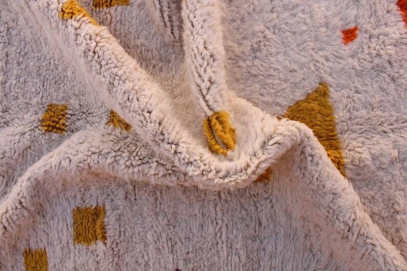 Tapis en laine marocaine de oued zam motifs colorés taille 150 x 250 cm