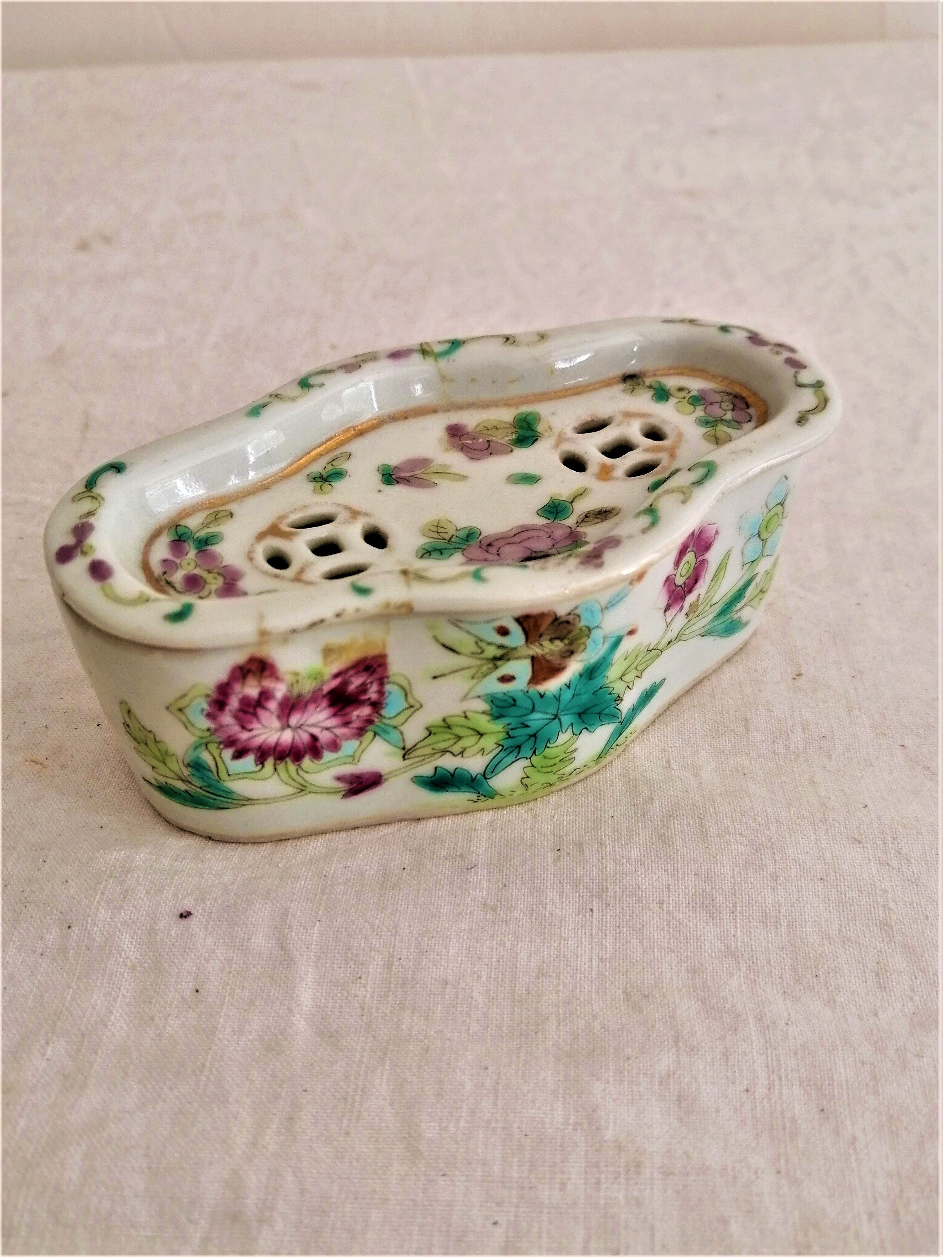 CHINESE PORCELAIN CRICKET BOX. LATE NINETEENTH