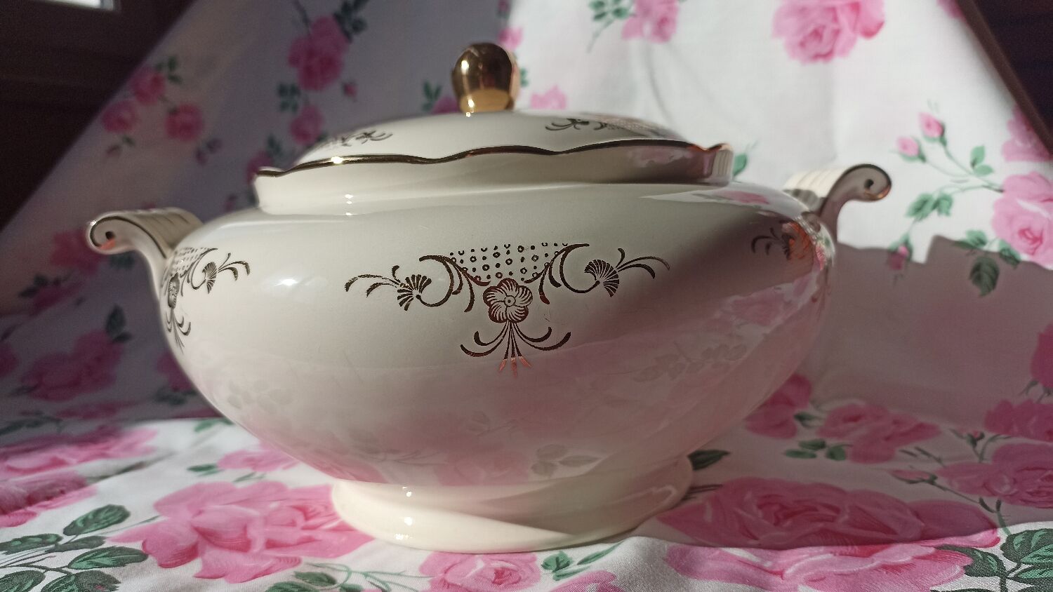 Vegetable bowl or soup tureen Villeroy & Boch model Rhône