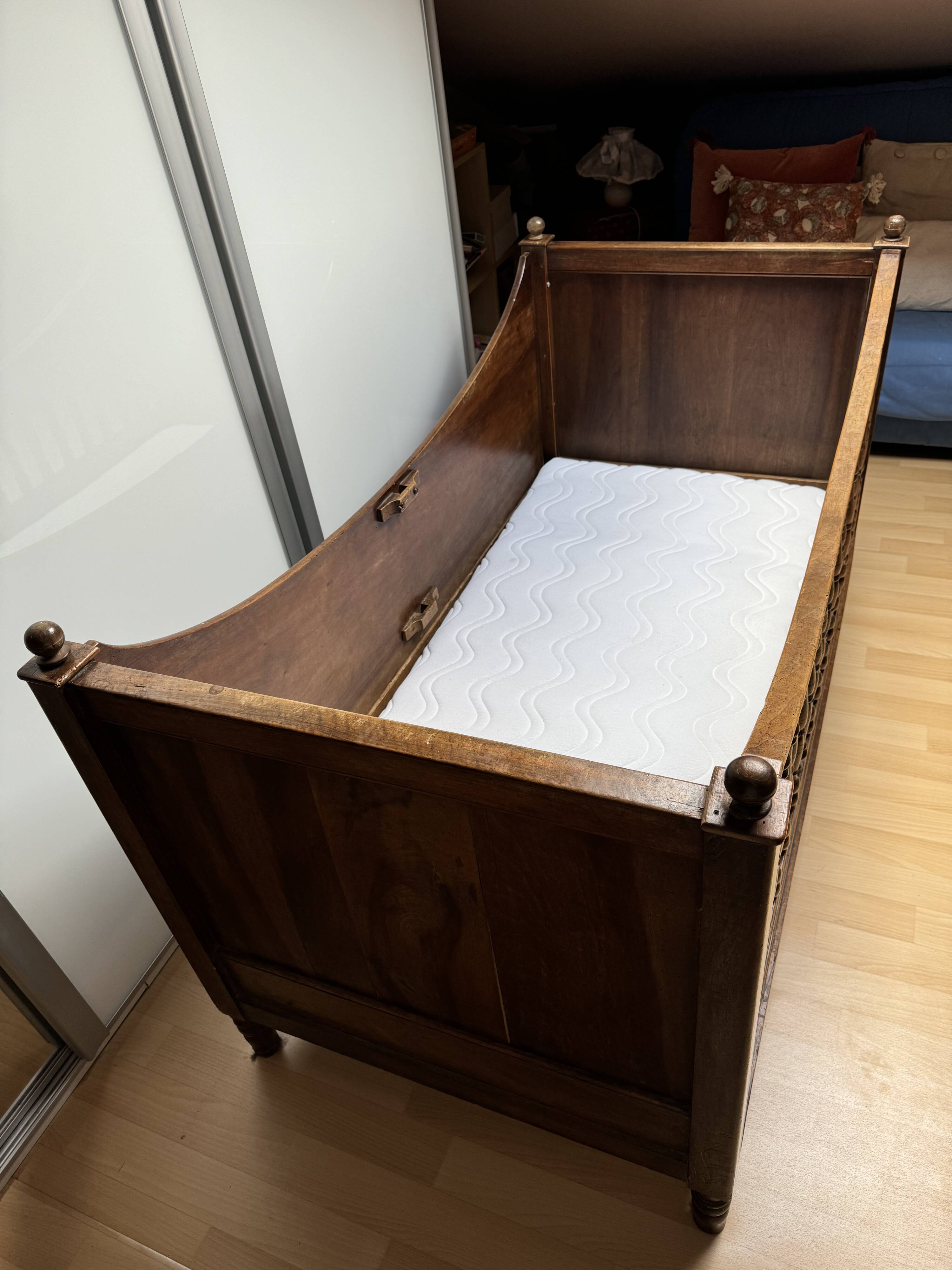 Lit enfant en bois avec matelas