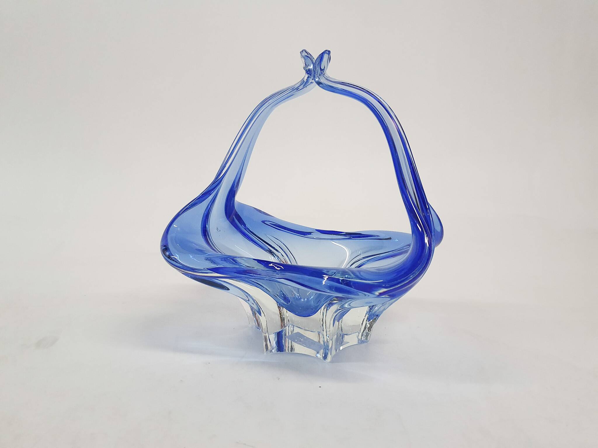 Panier ou bol en verre bleu de Murano, Italie, années 1960.
