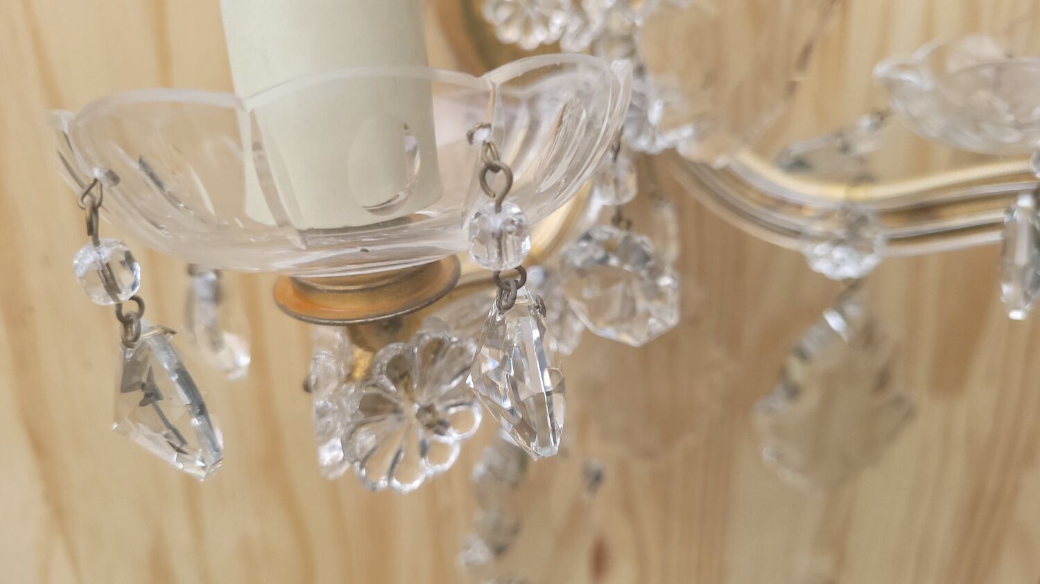 Glass wall lamp and tassels