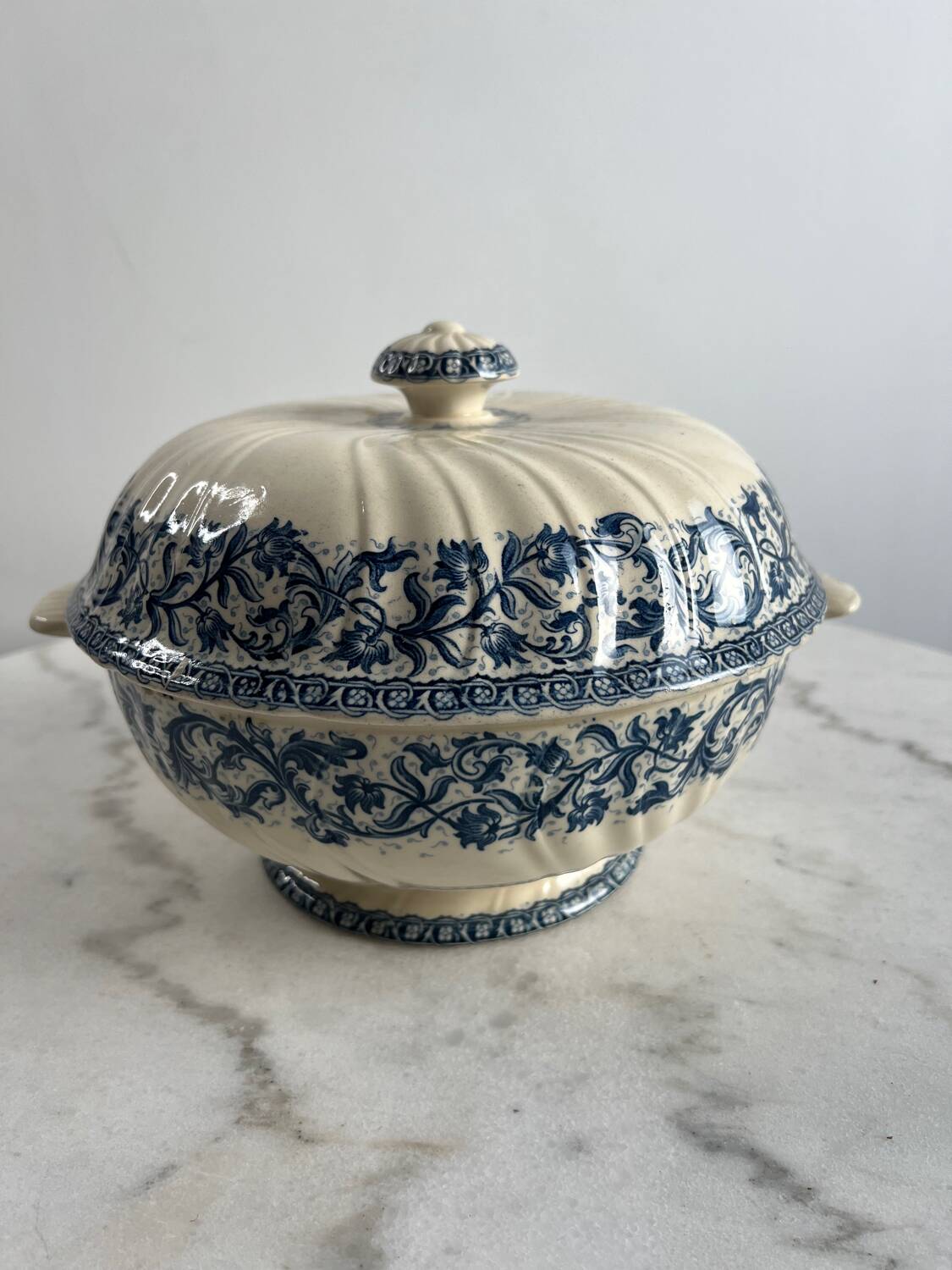 Gien soup tureen "Garlands"