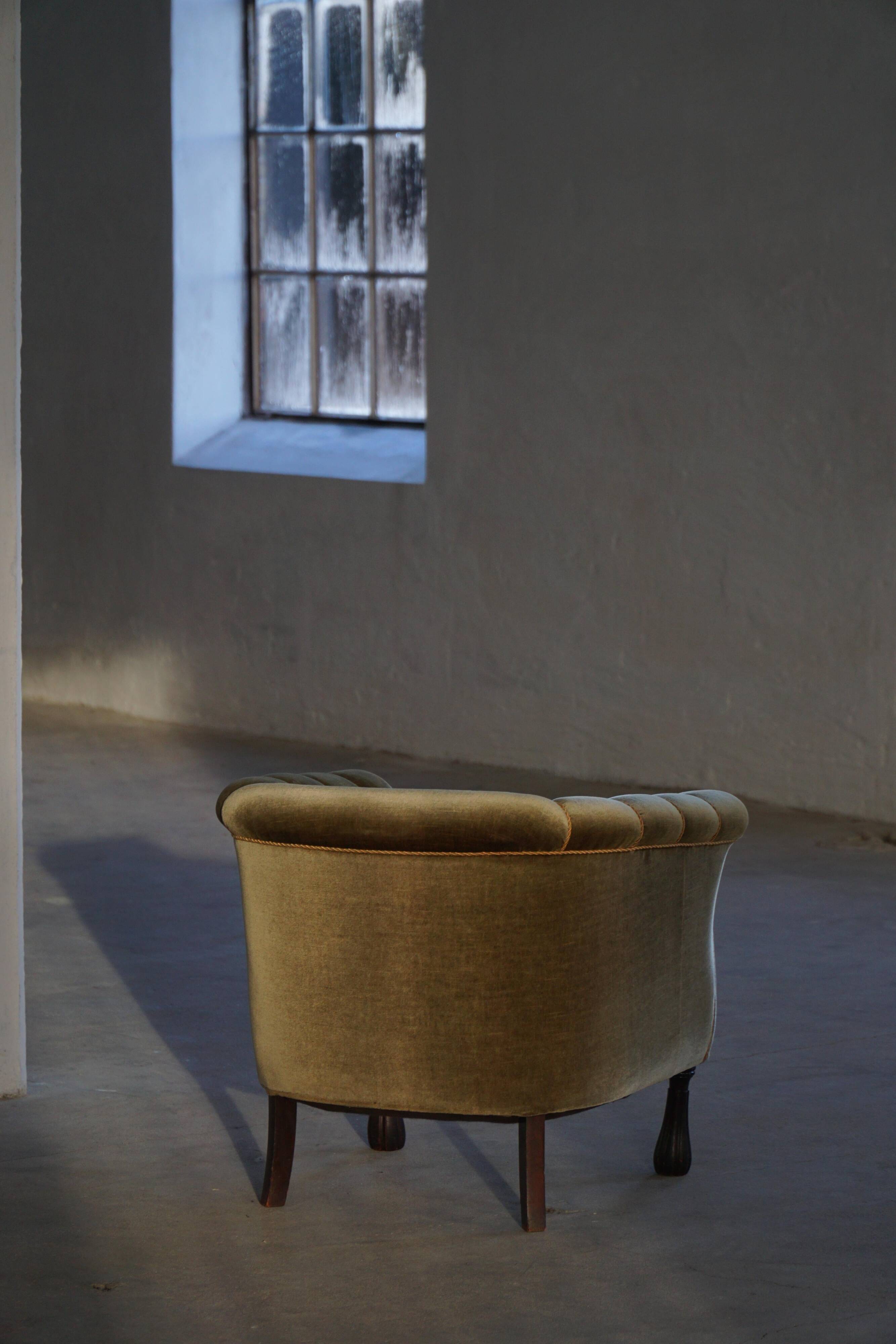 Mid-20th century, pair of Danish shell lounge chairs in green velvet, 1940s.