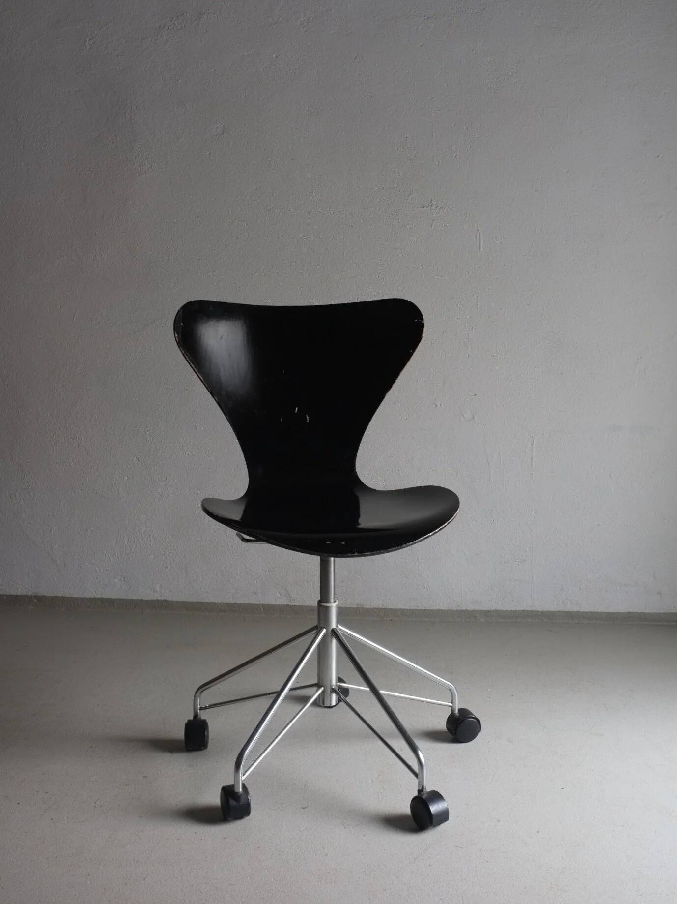 3117 Black swivel chair by Arne Jacobsen for Fritz Hansen