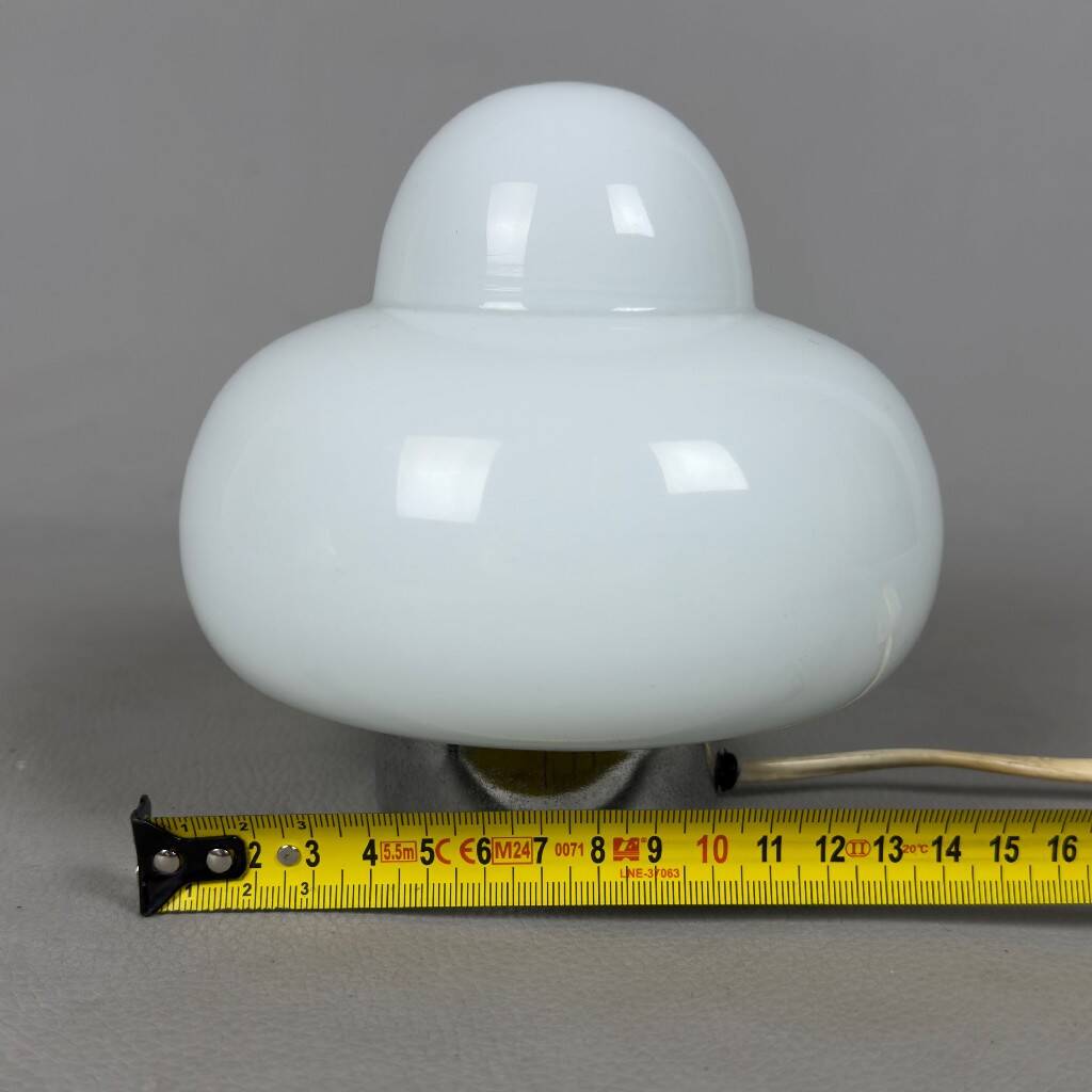 Pair of space age UFO table lamps in white Murano glass, modernist 1970s.