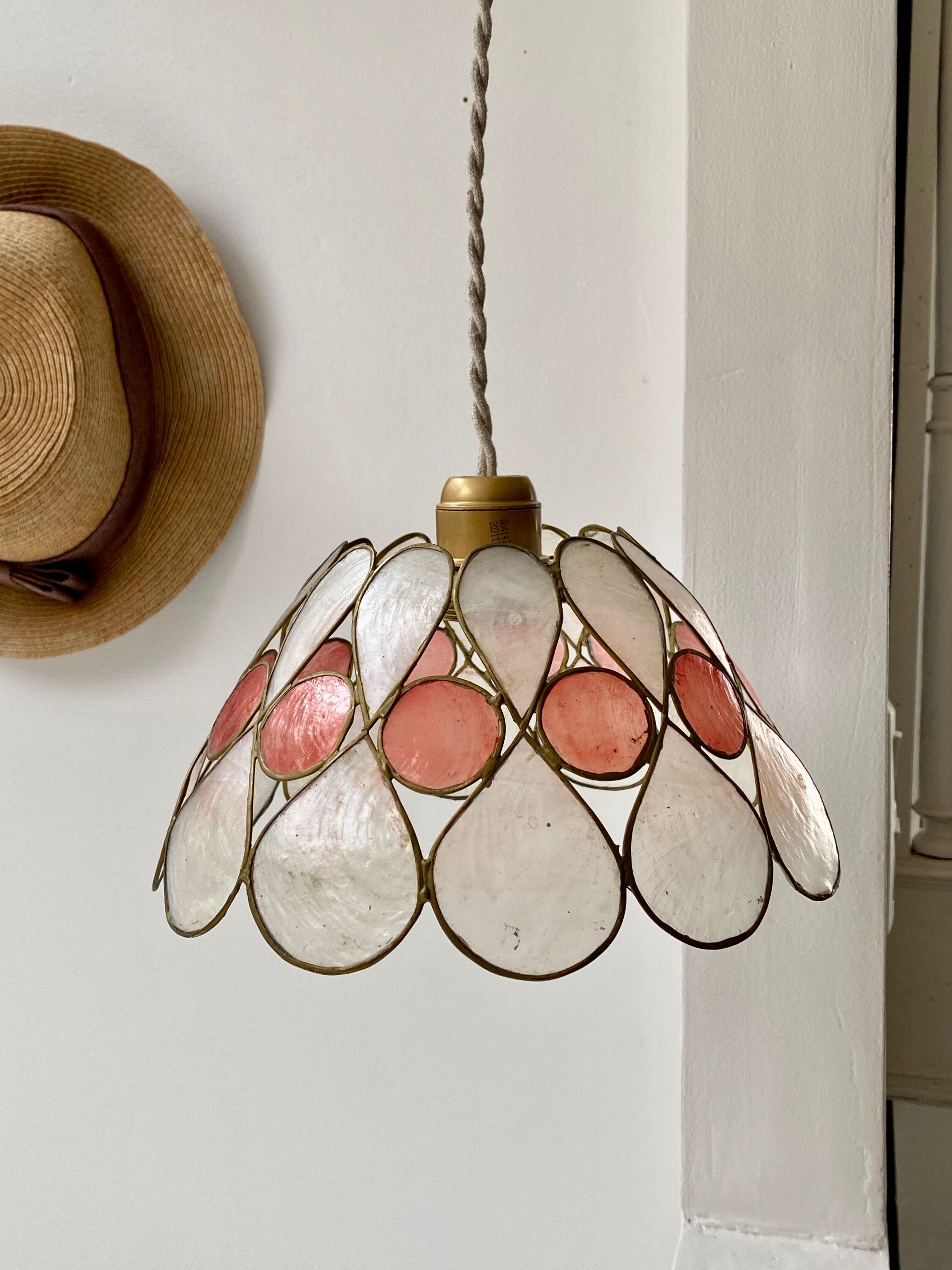 Vintage flower suspension