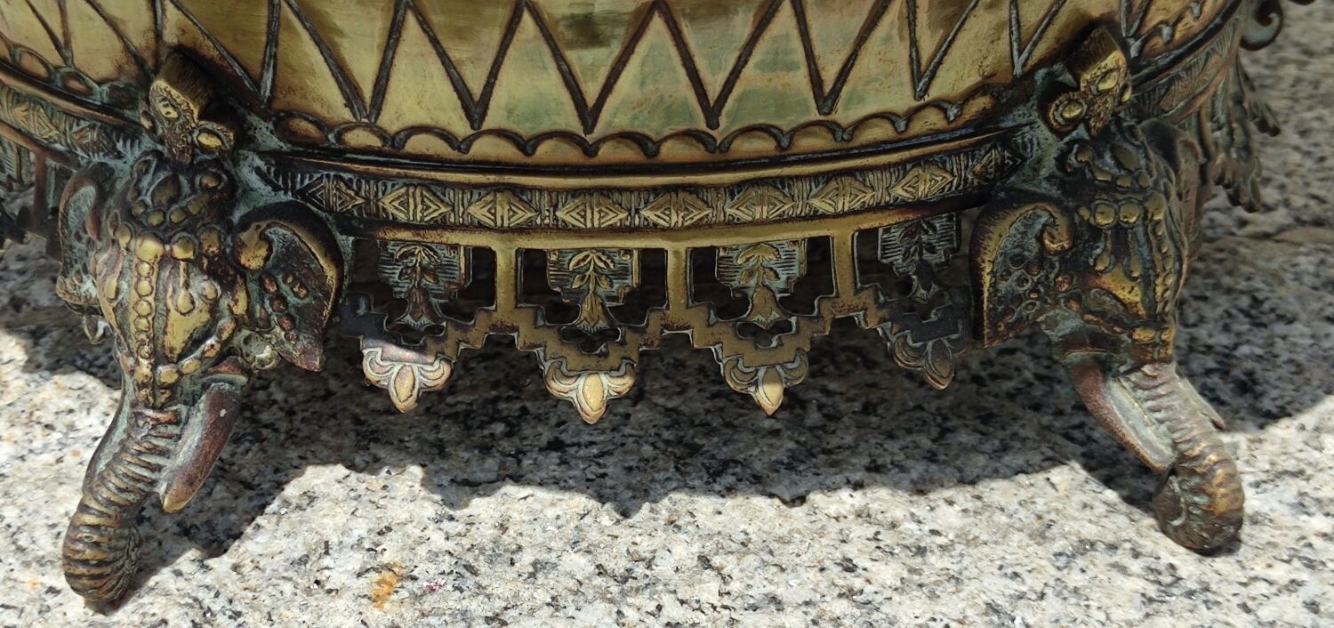 Ancienne jardinière en cuivre décor hindou