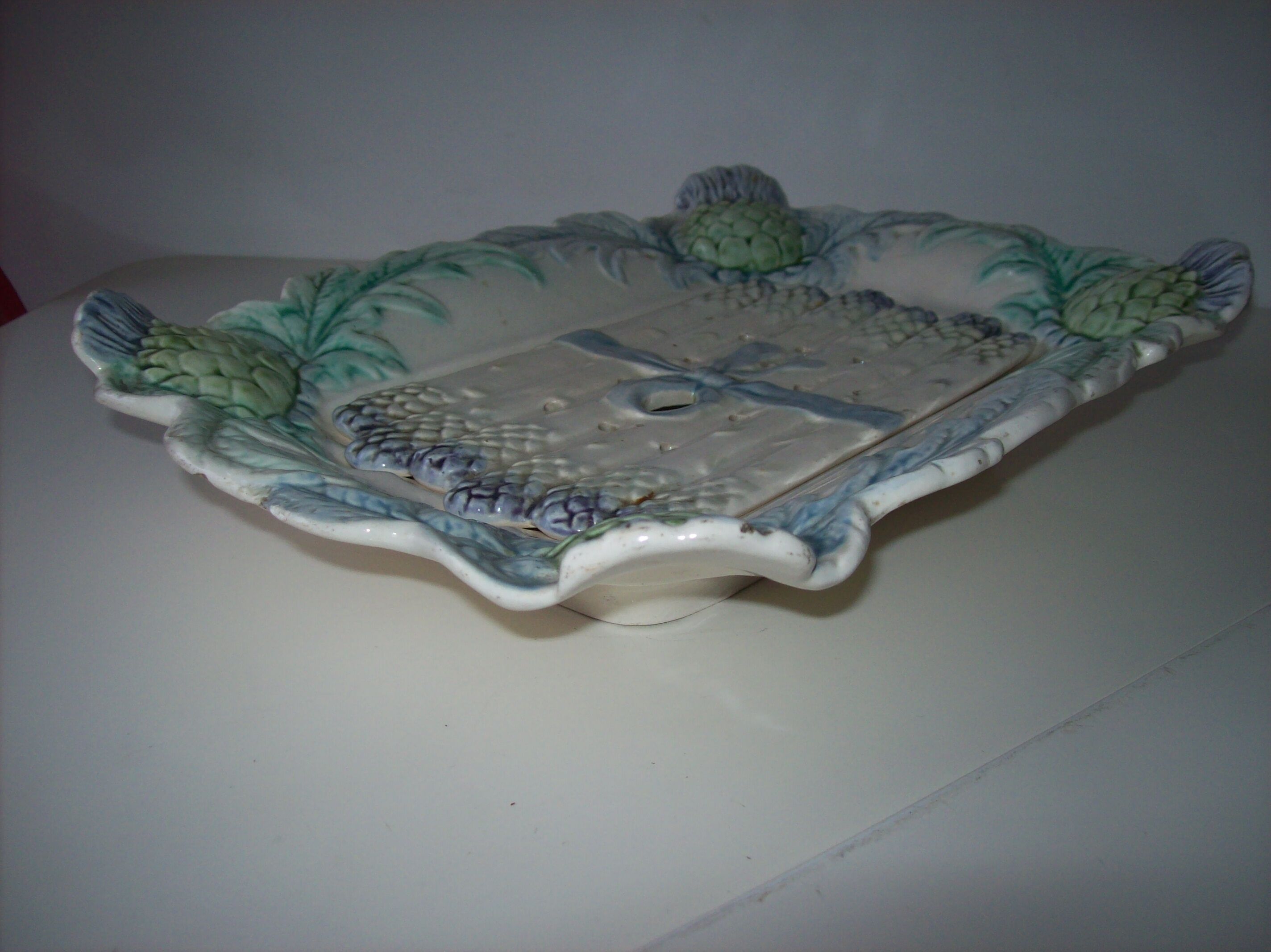 Asparagus dish and its drain