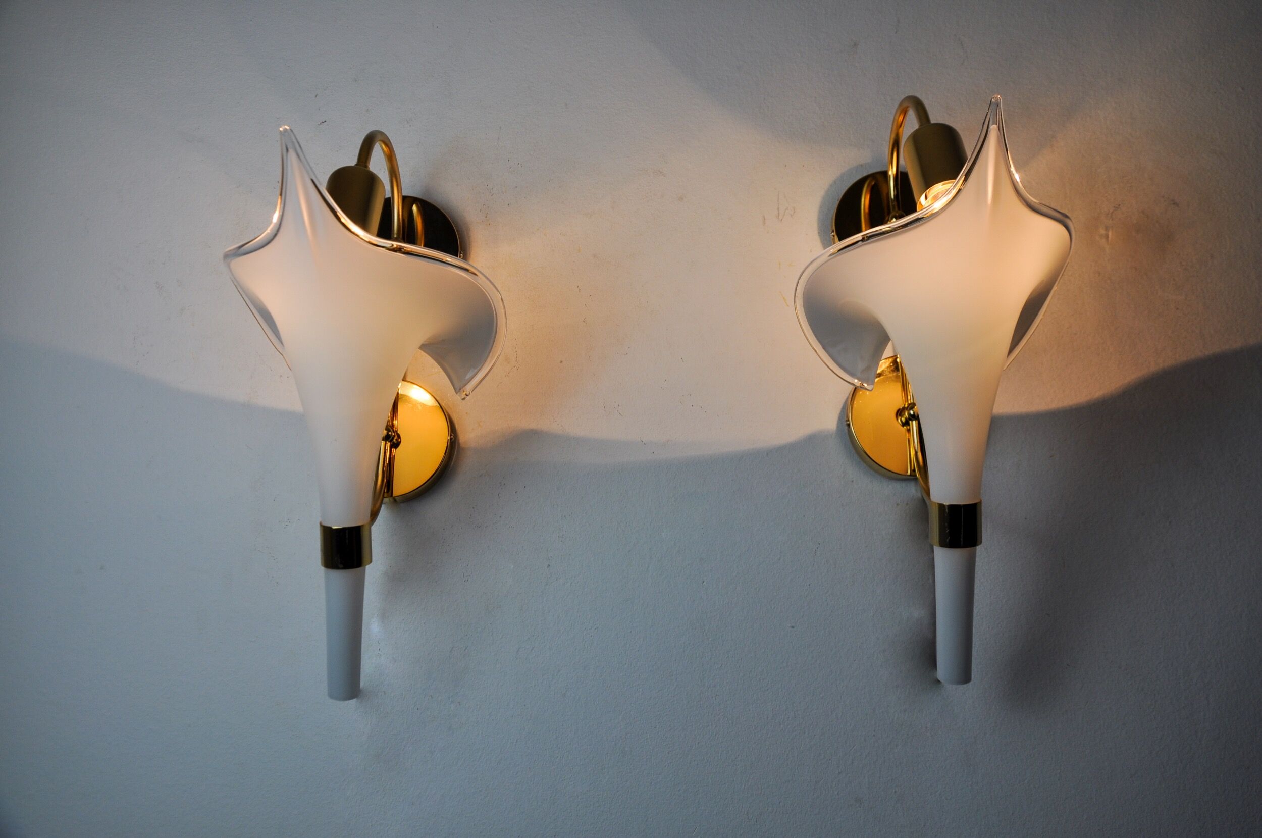 Pair of white fleur-de-lis wall lights, Murano glass, Italy, 1970