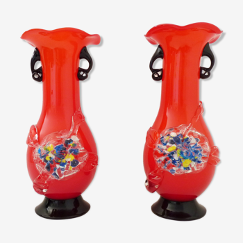 Lot de 2 vases en verre soufflé rouge rubis Murano, avec décoration florale à inclusion colorée.