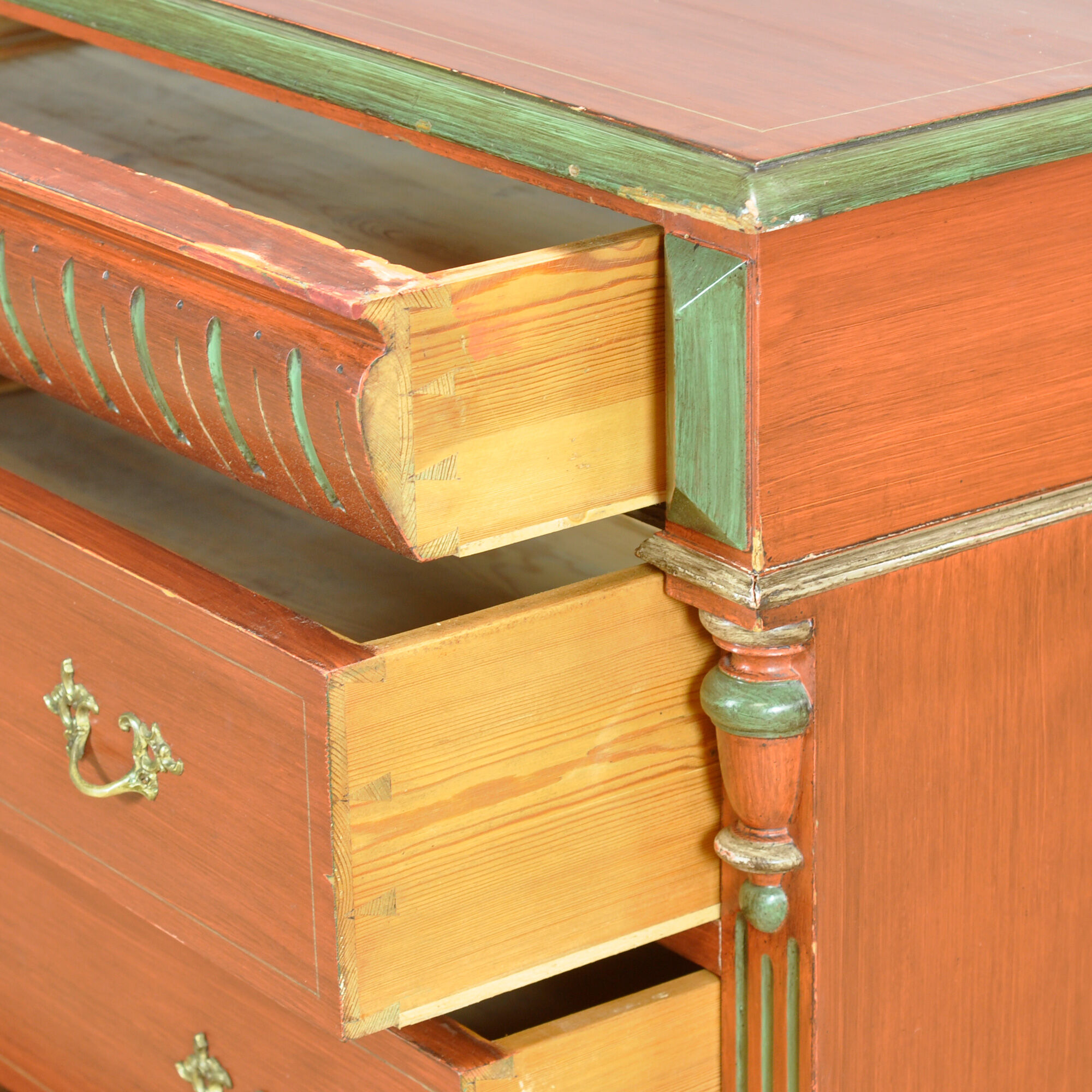 Pine chest of drawers, circa 1925