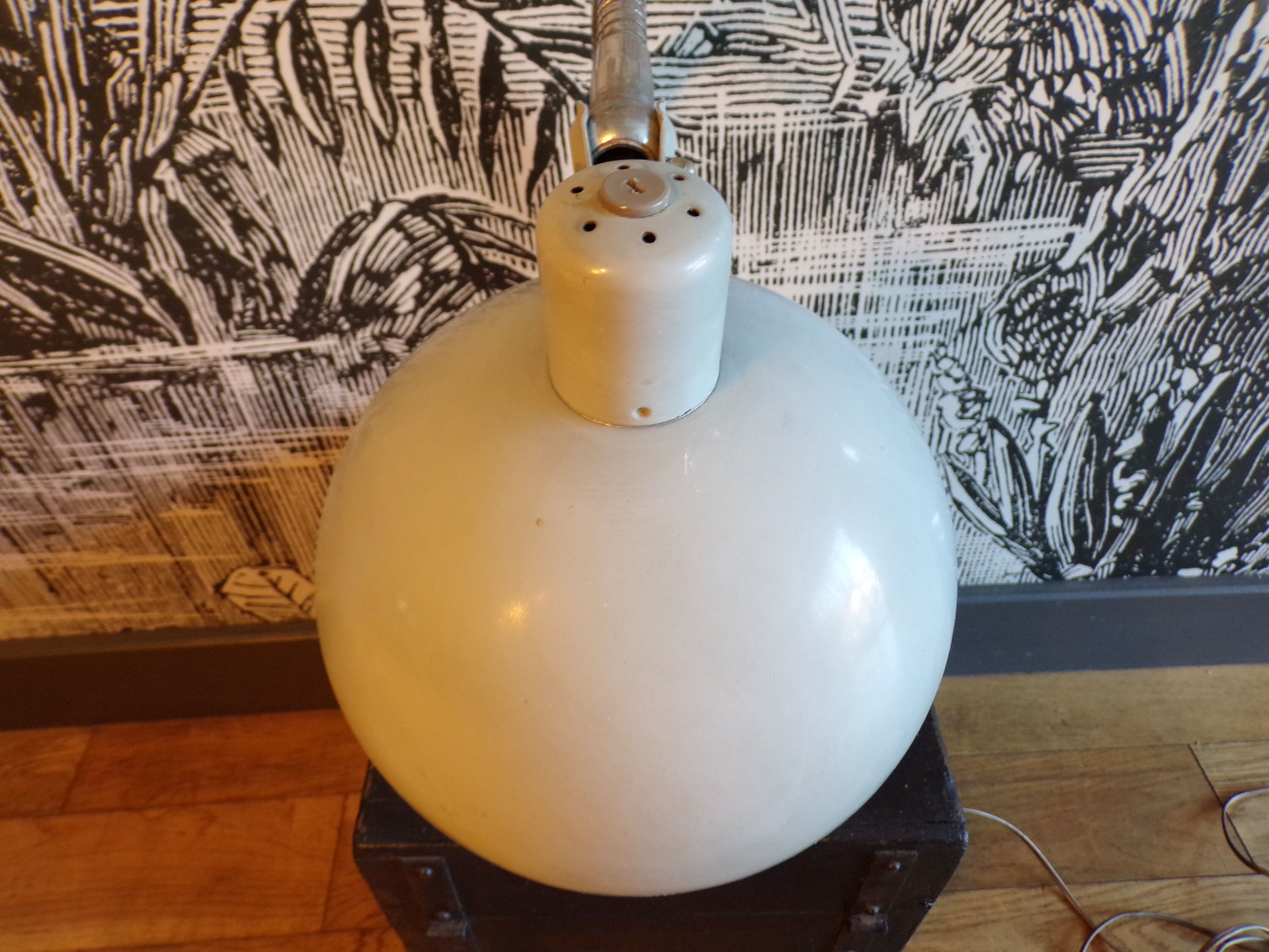 Articulated workshop lamp