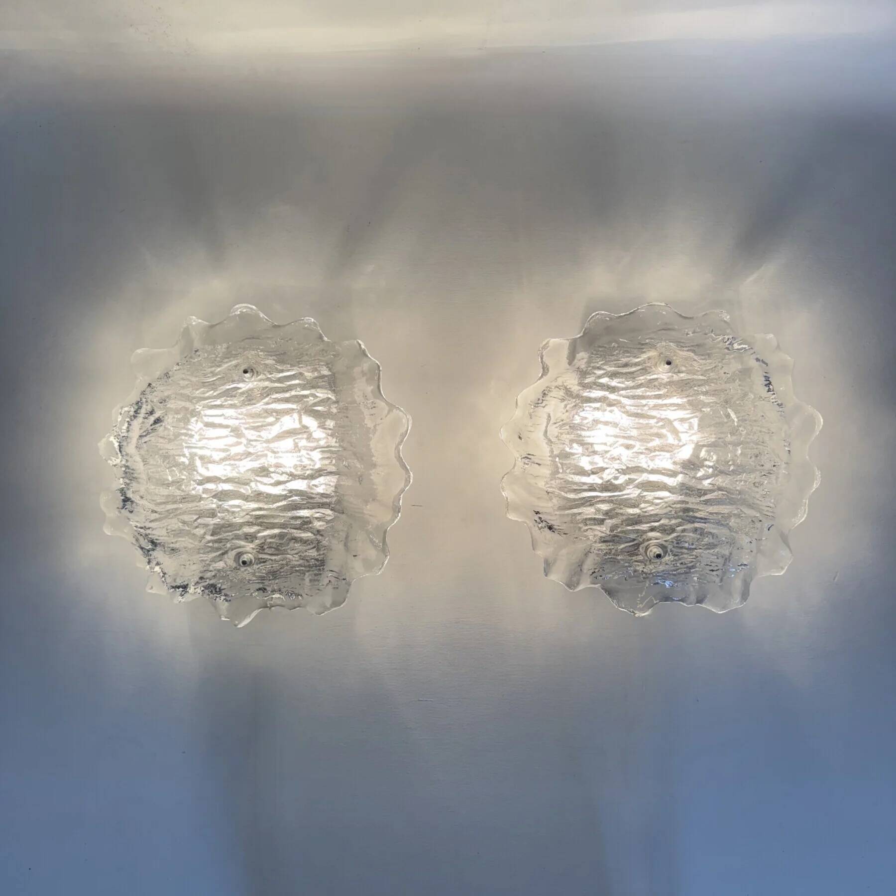 Ensemble de 2 grands appliques en verre à glace des années 1970.