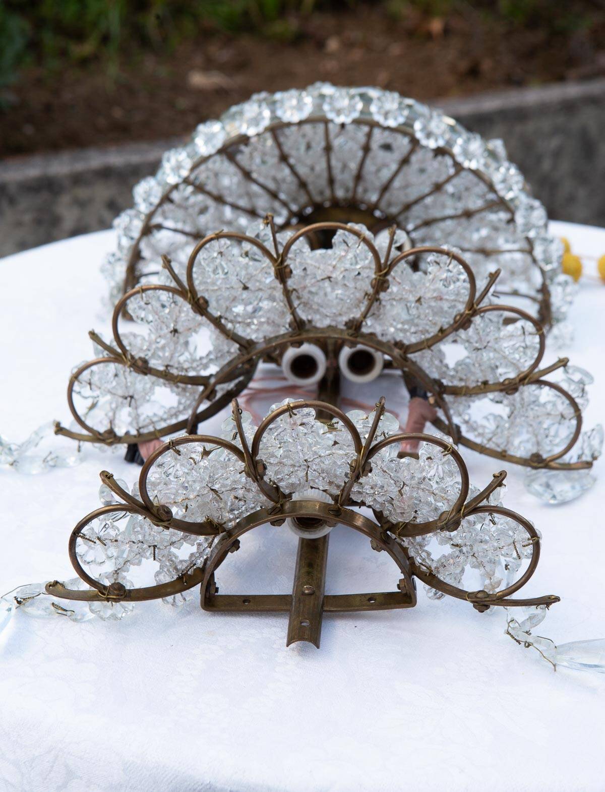 Paire de grandes appliques en laiton et cristal c. 1940s (57 cm)