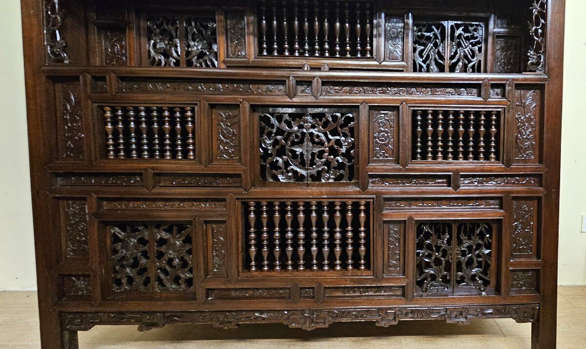 Asia 19th century: antique cabinet carved in mahogany (Chinese or Indochinese art)