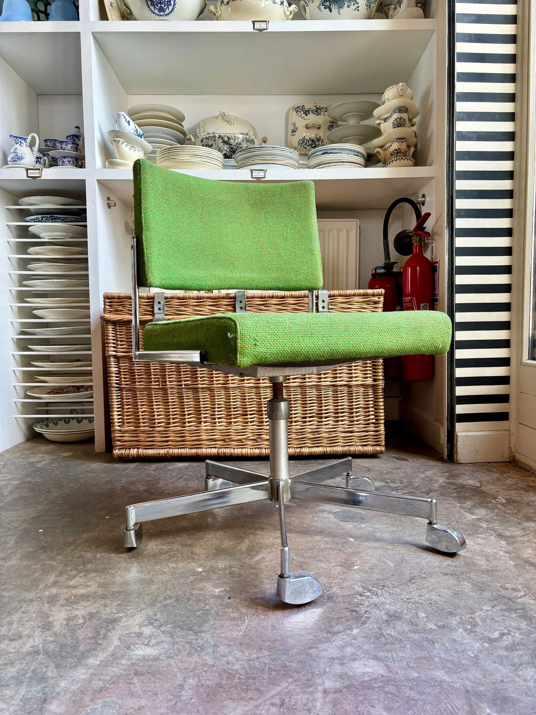 Chaise de bureau en tissu vert et métal chromé