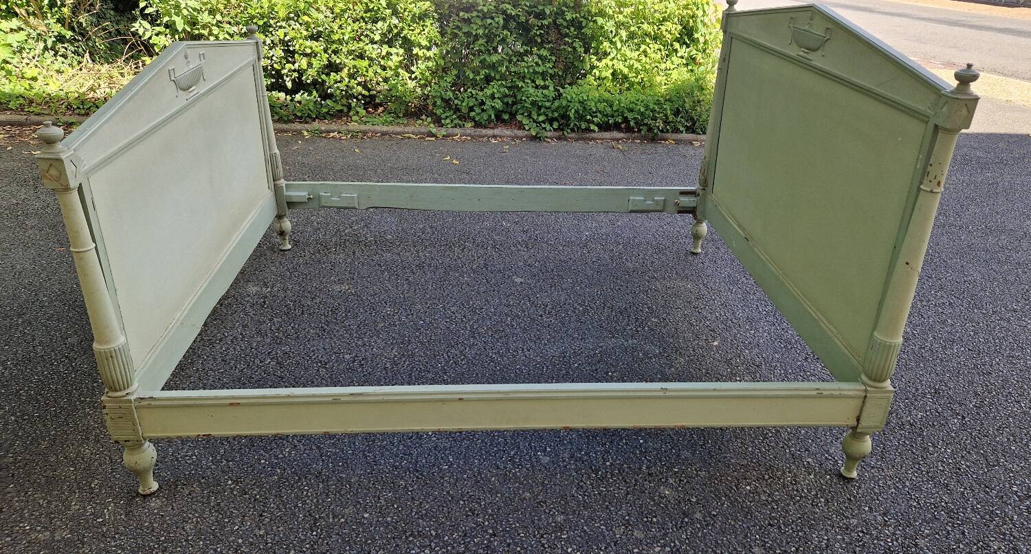 Lacquered Directory bed