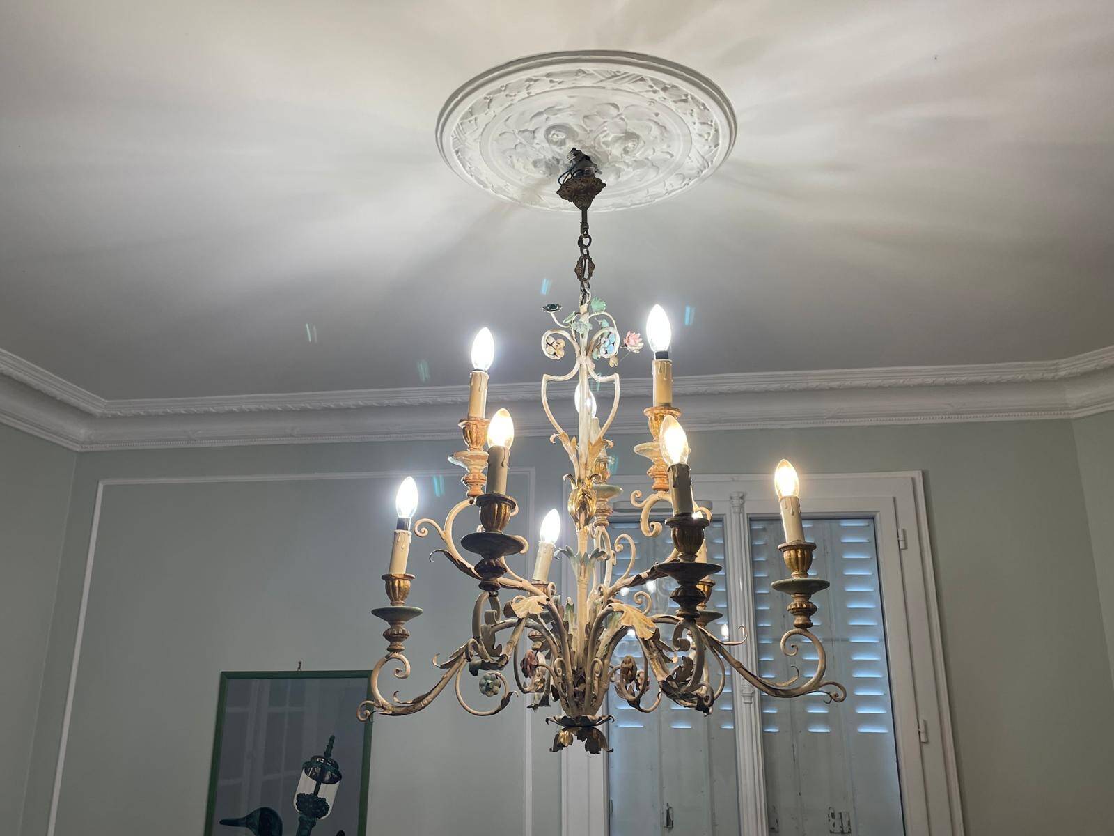 Lustre à bougies en fer forgé avec fleurs