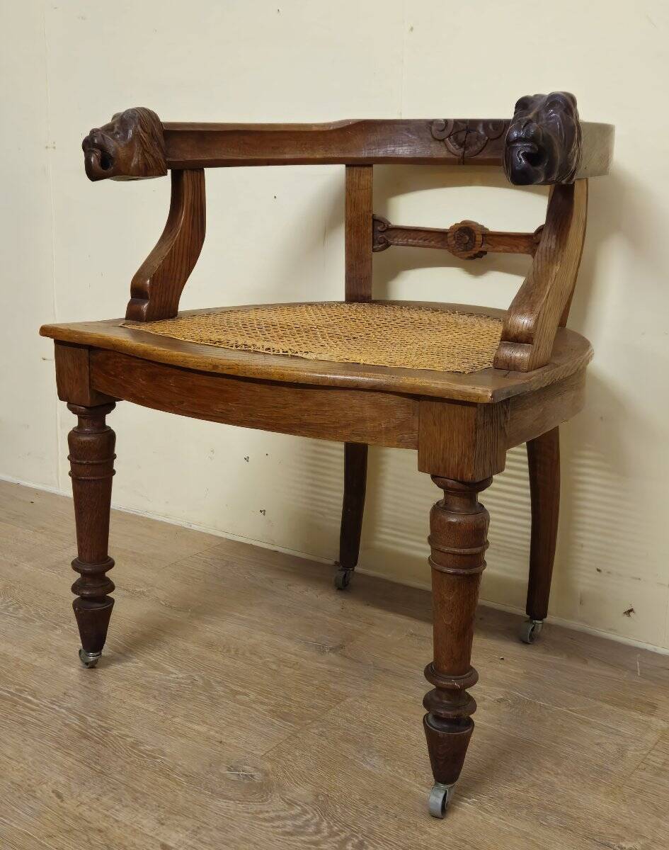 Fauteuil de bureau style Renaissance ancien en bois sculpté et assise cannée