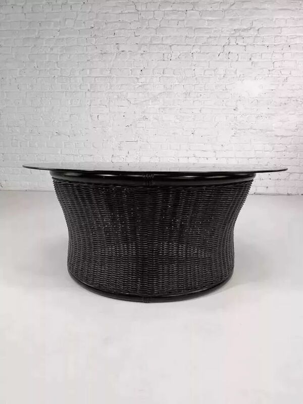 Table basse en rotin et verre fumé