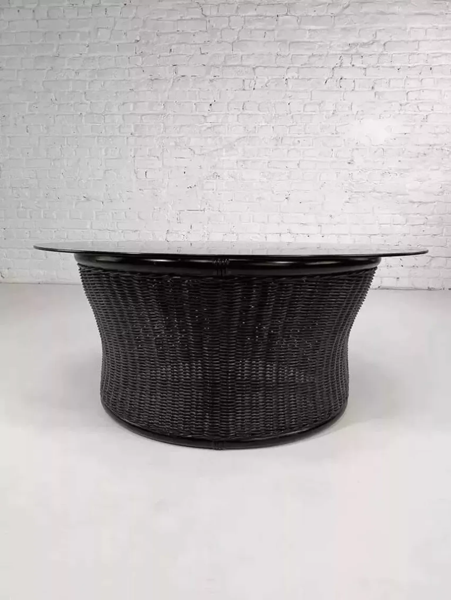 Table basse en rotin et verre fumé