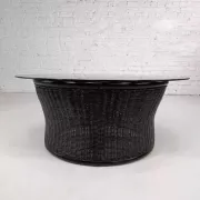 Table basse en rotin et verre fumé