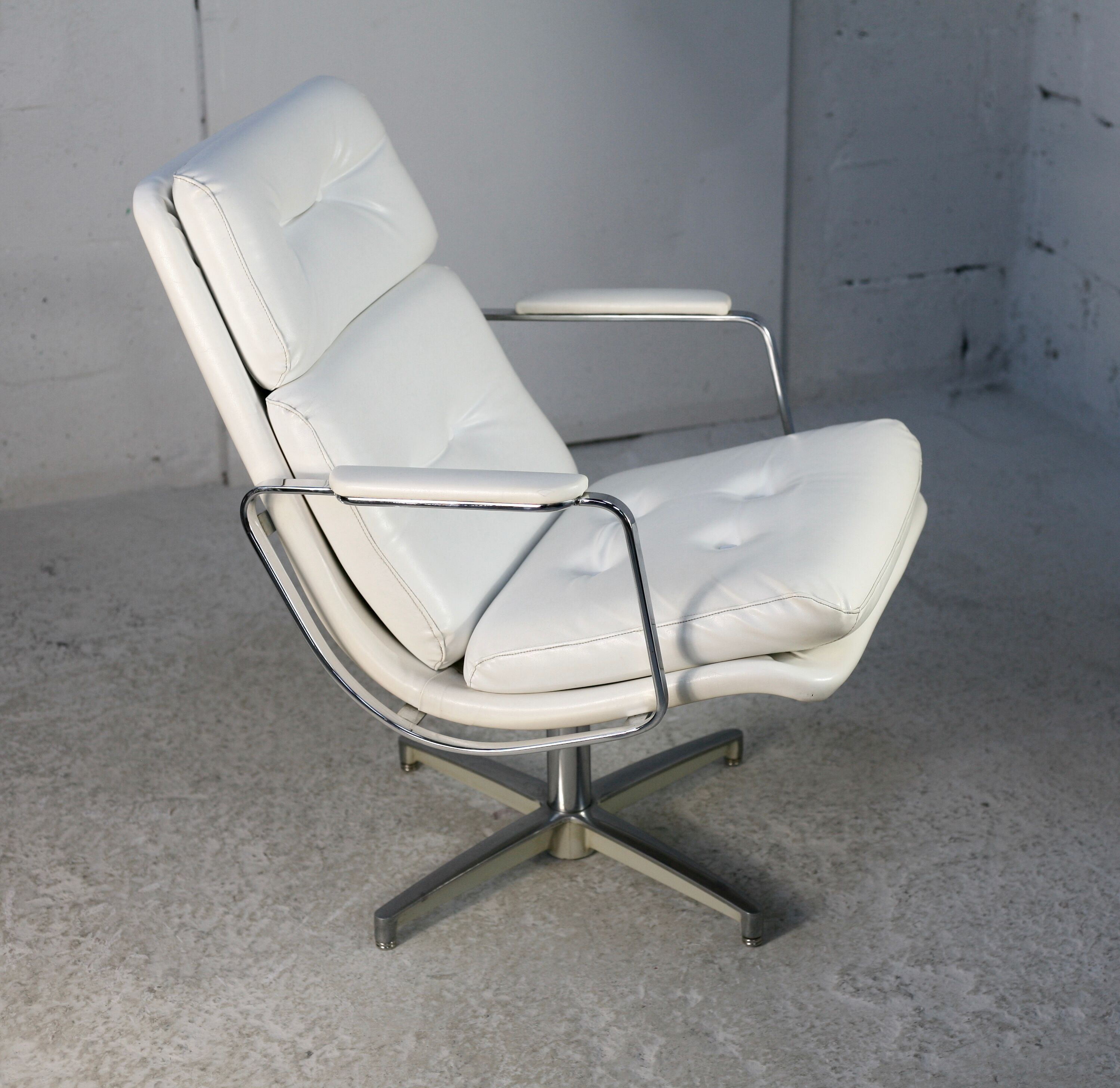 Armchair "Space Age"". Steel and imitation leather. Swivel. France, 70s