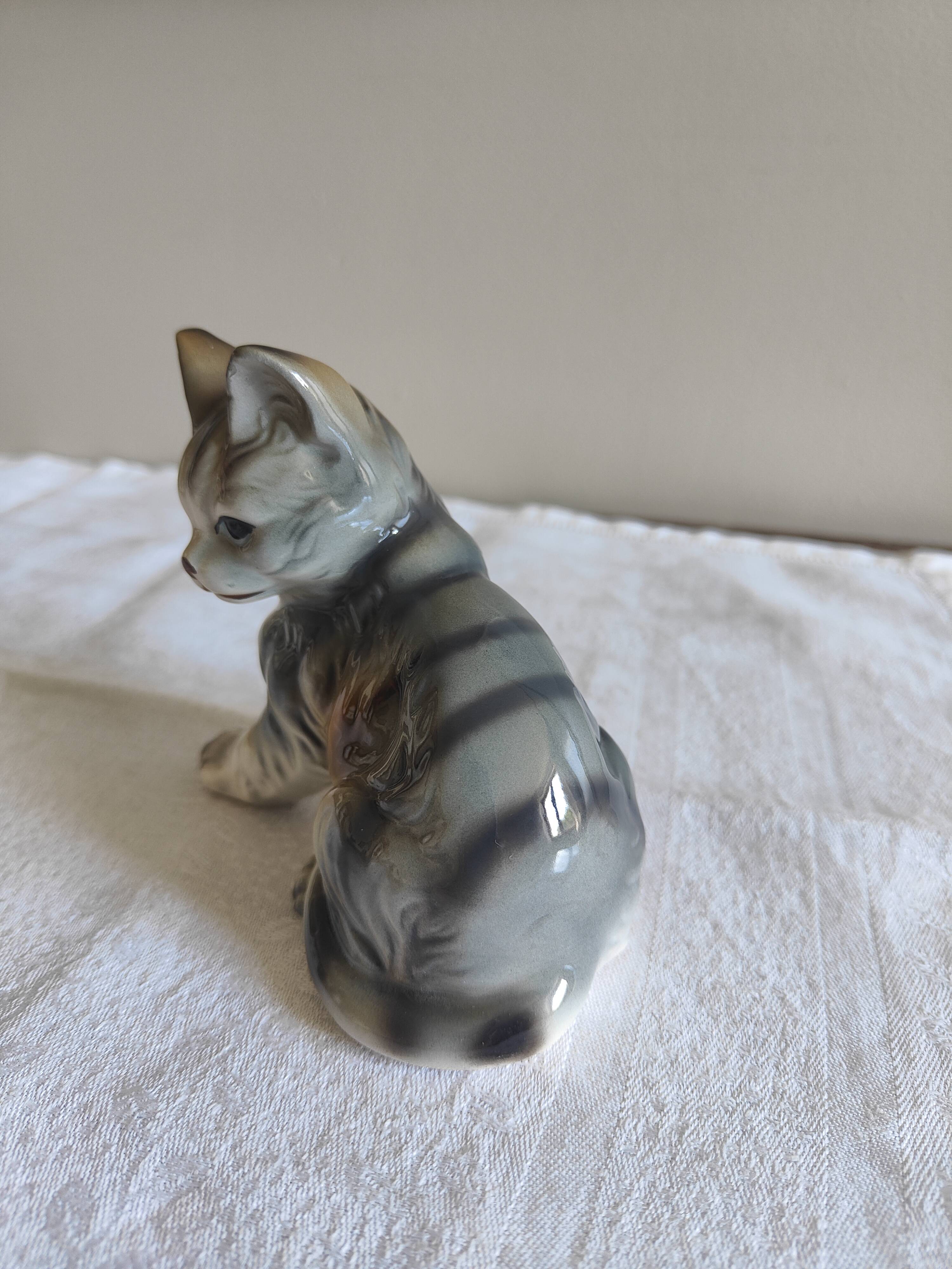 Figurine, Cat statuette, in old 20th century enameled ceramic. Animal figurine, vintage feline