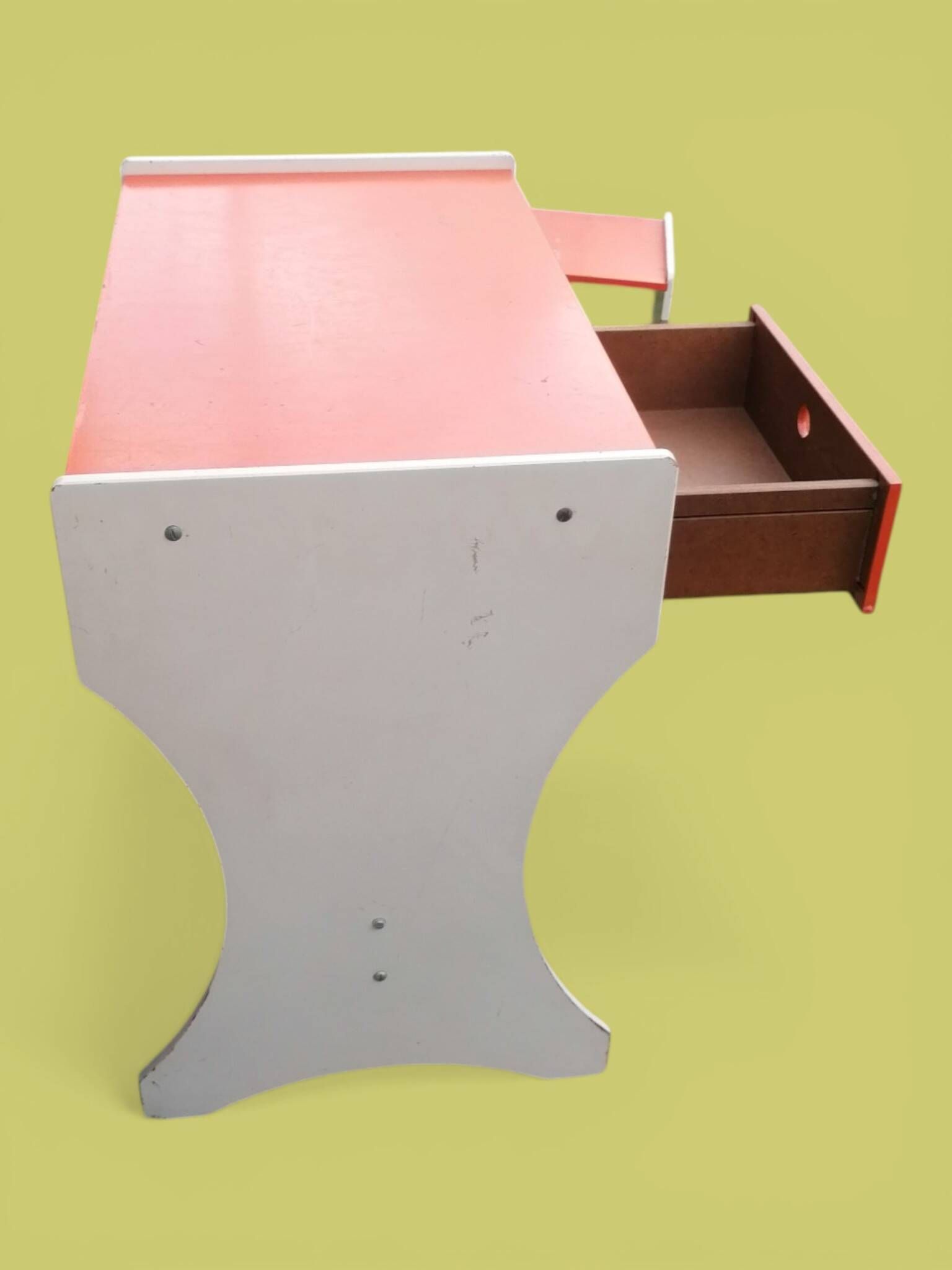 Bureau et tabouret d'écolier en bois peint orange - Années 1950 - 1970.