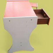 Bureau et tabouret d'écolier en bois peint orange - Années 1950 - 1970.
