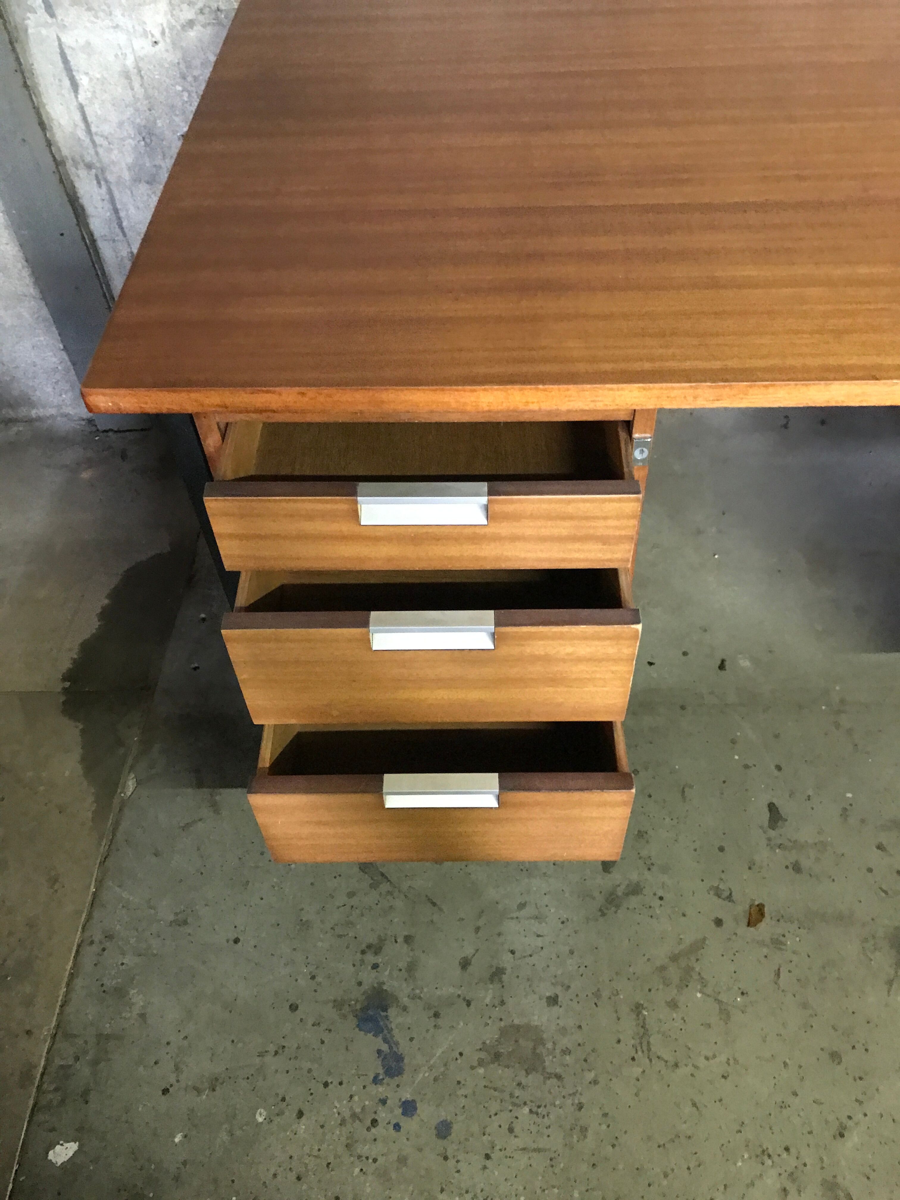 Bureau vintage des années 60