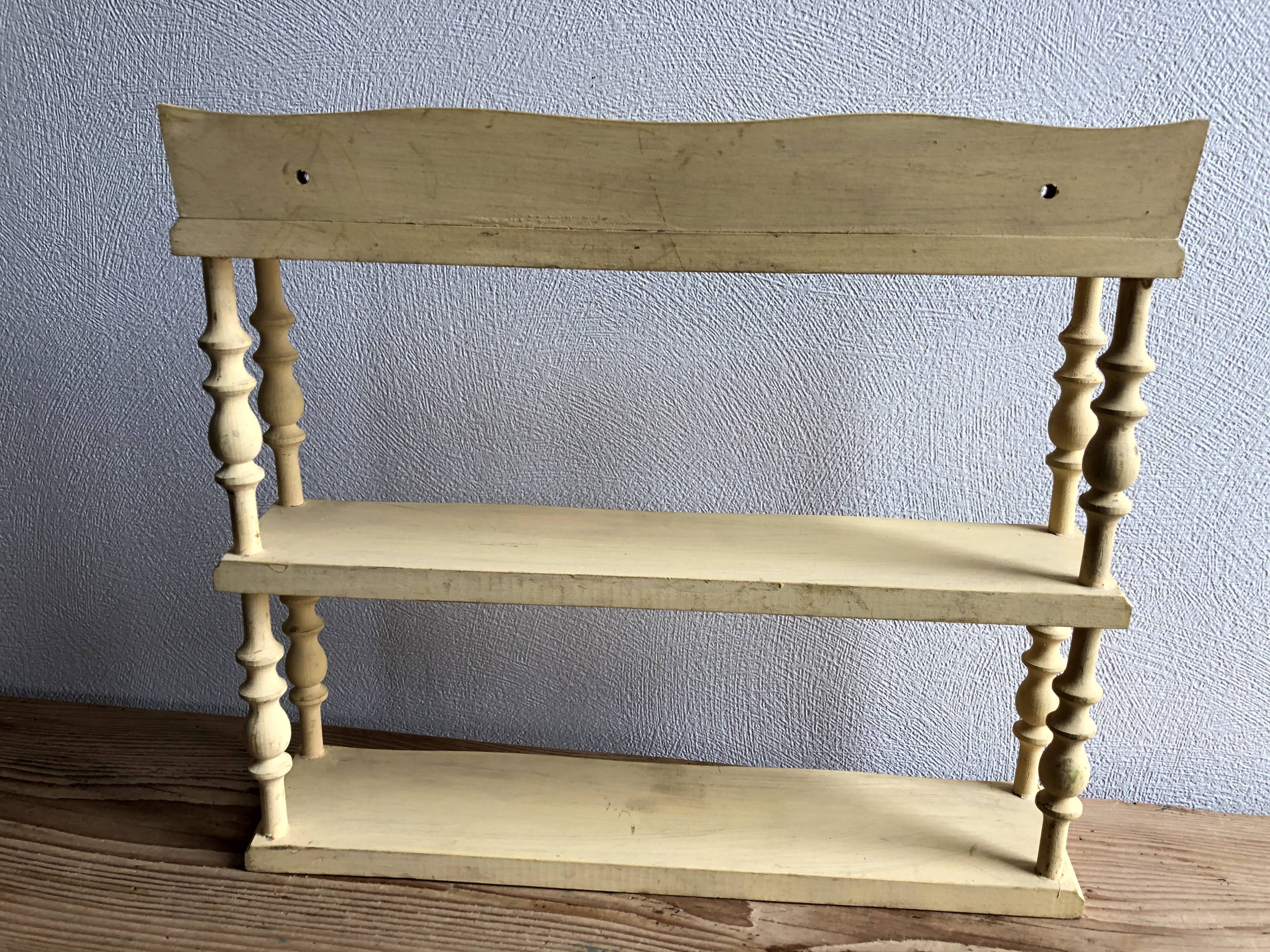 Skated wooden coil shelf