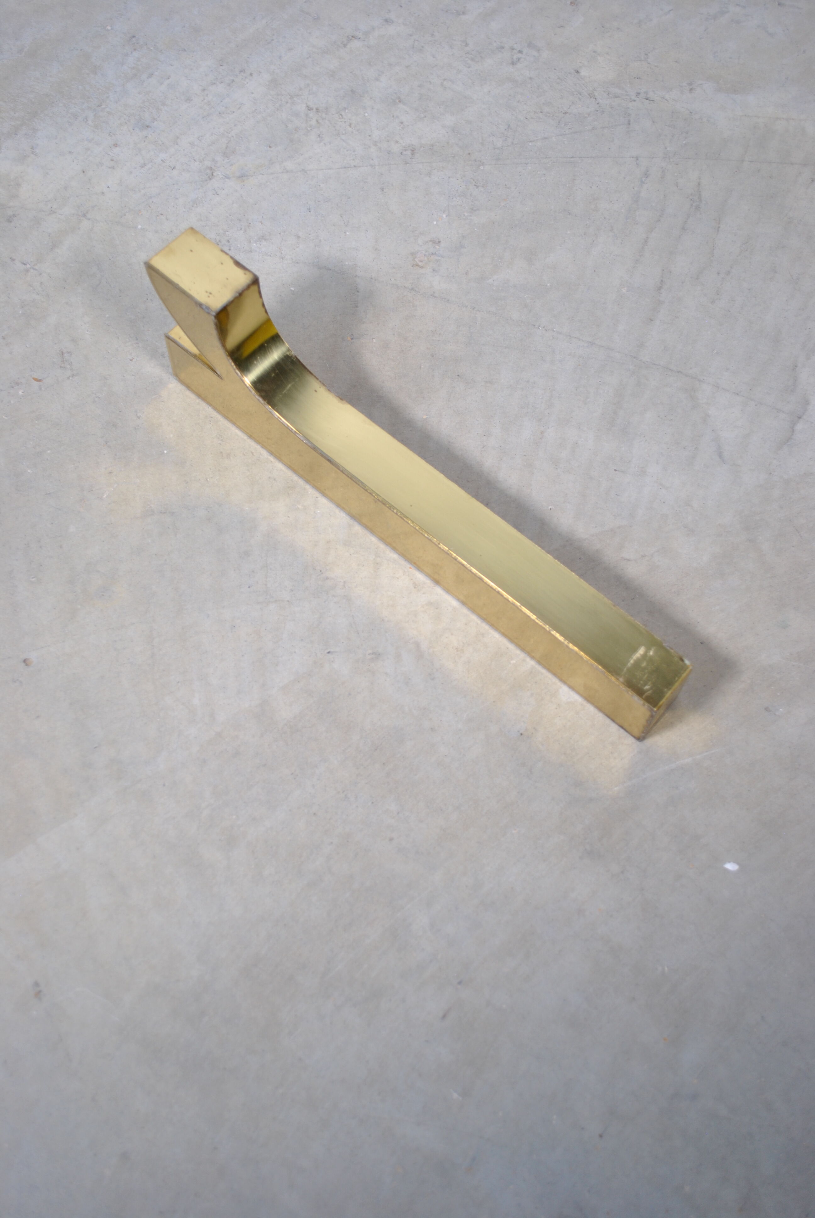 Letter sign in gold metal "R" 1980