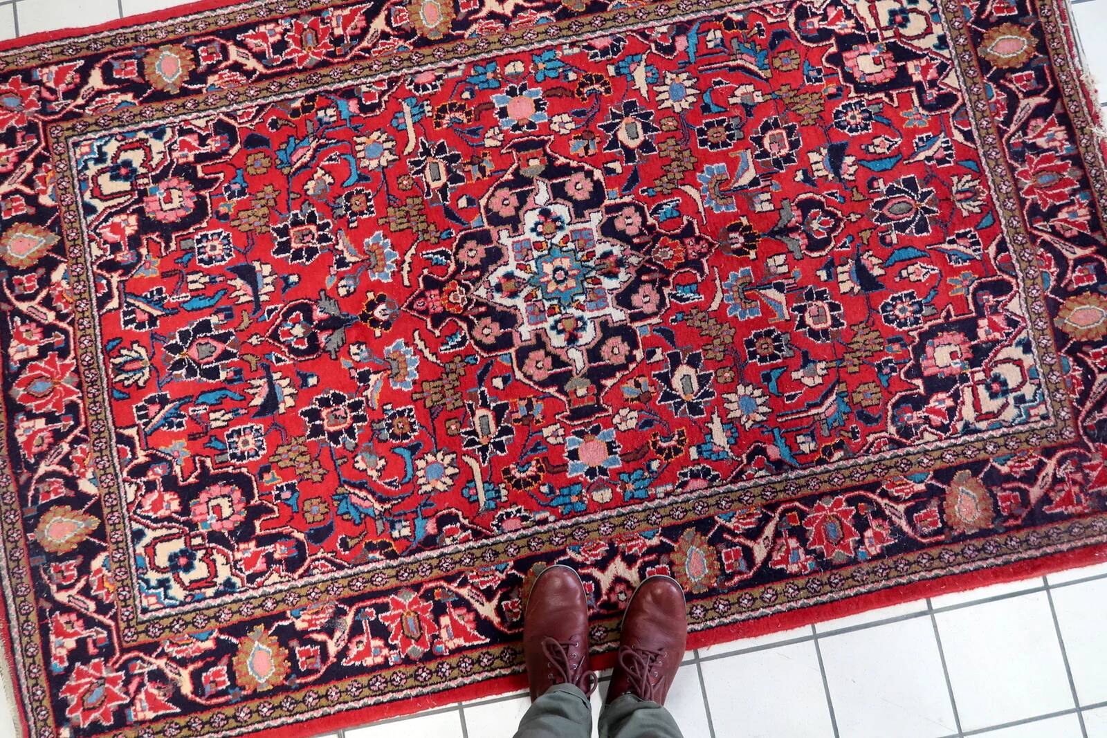 Ancient Persian Kashan carpet, handmade, 131 cm x 205 cm, 1920s.