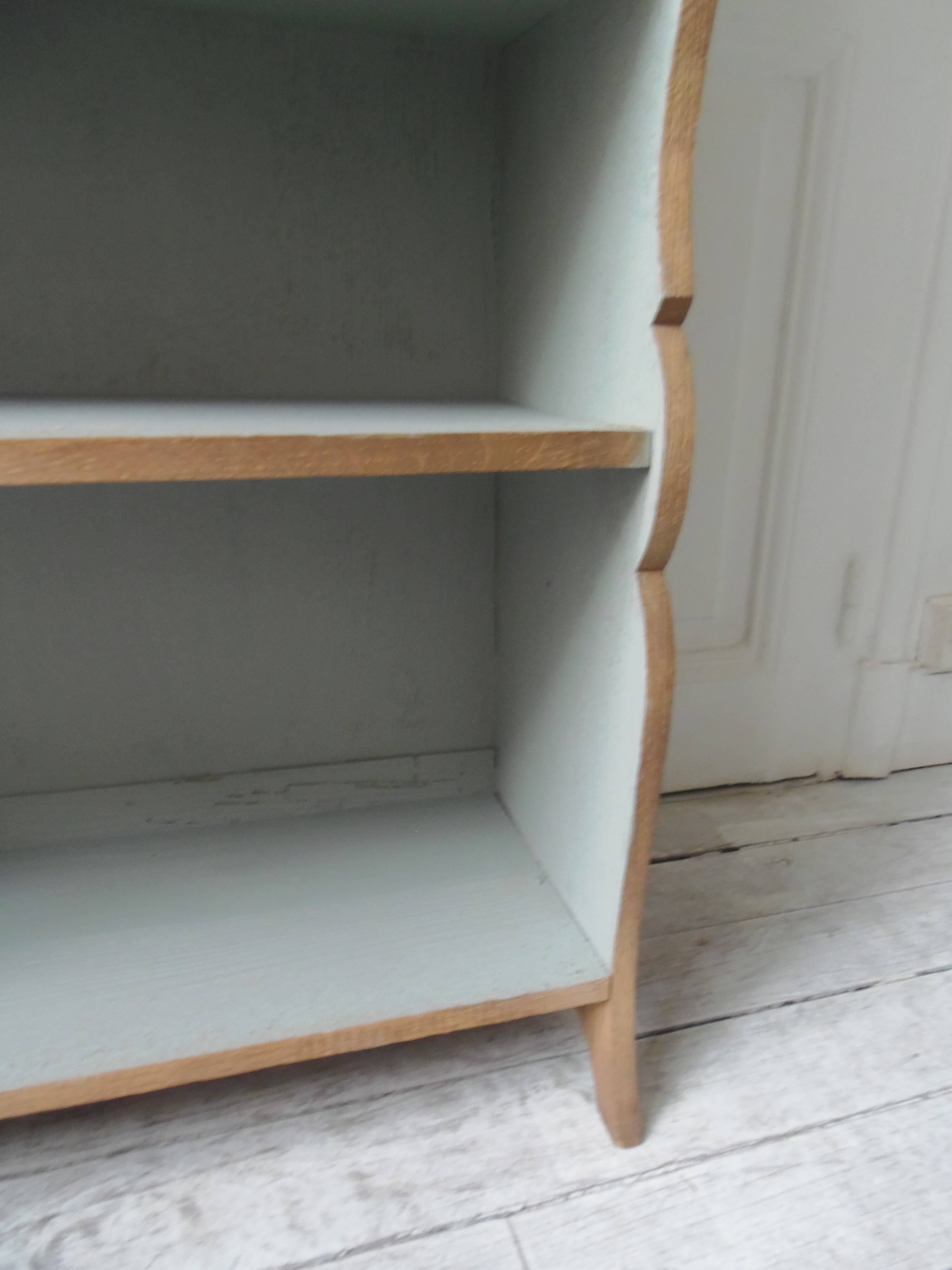 Small vintage bookcase, 5 fixed shelves, interior sublimated in verdigris, waxed finish.
