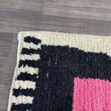 Handmade Berber rug in natural Moroccan wool, size 150 x 260 cm.