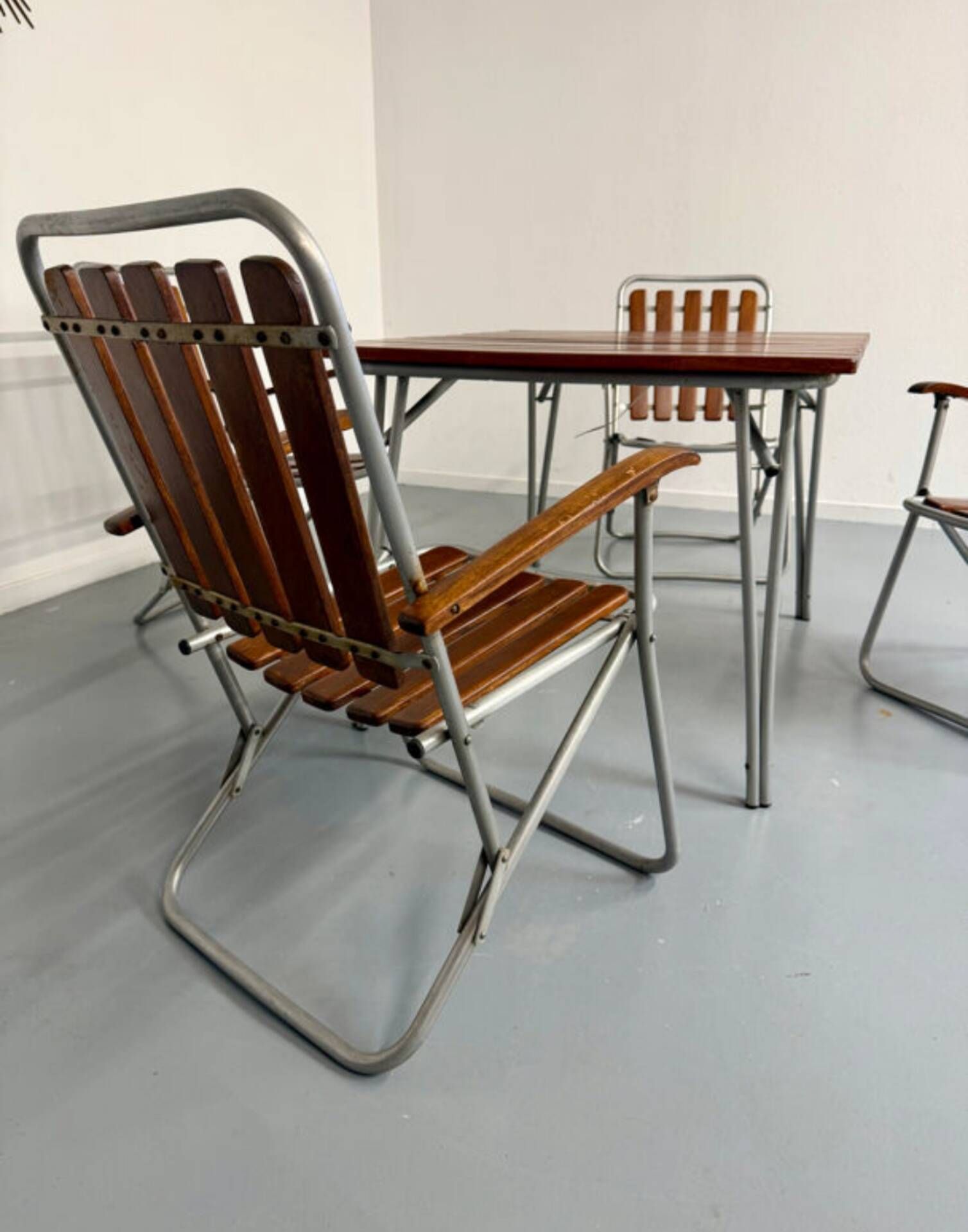 Salon de jardin vintage pliant, table et 4 fauteuils en bois et métal, 1960