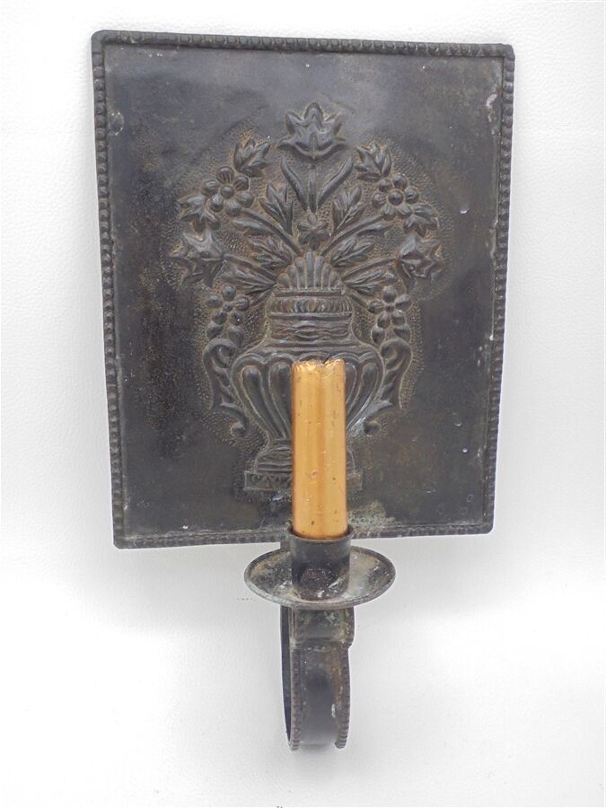 Wall-moving candlestick