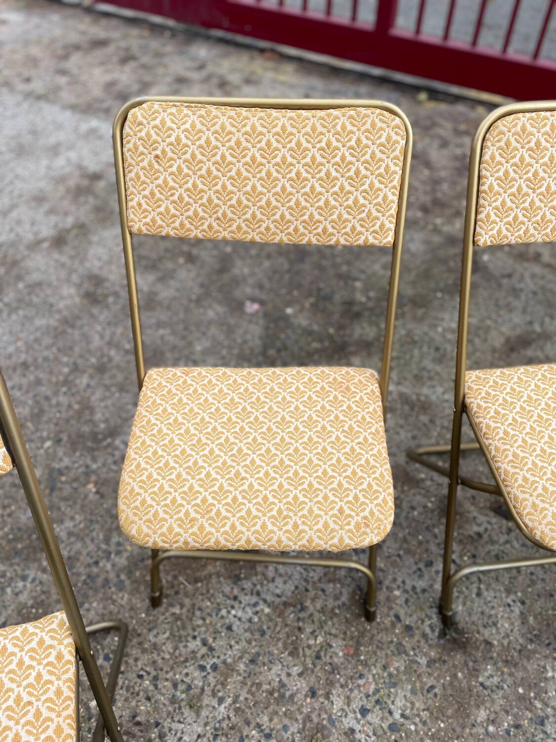 Set of 4 vintage folding chairs / 70's theater armchairs