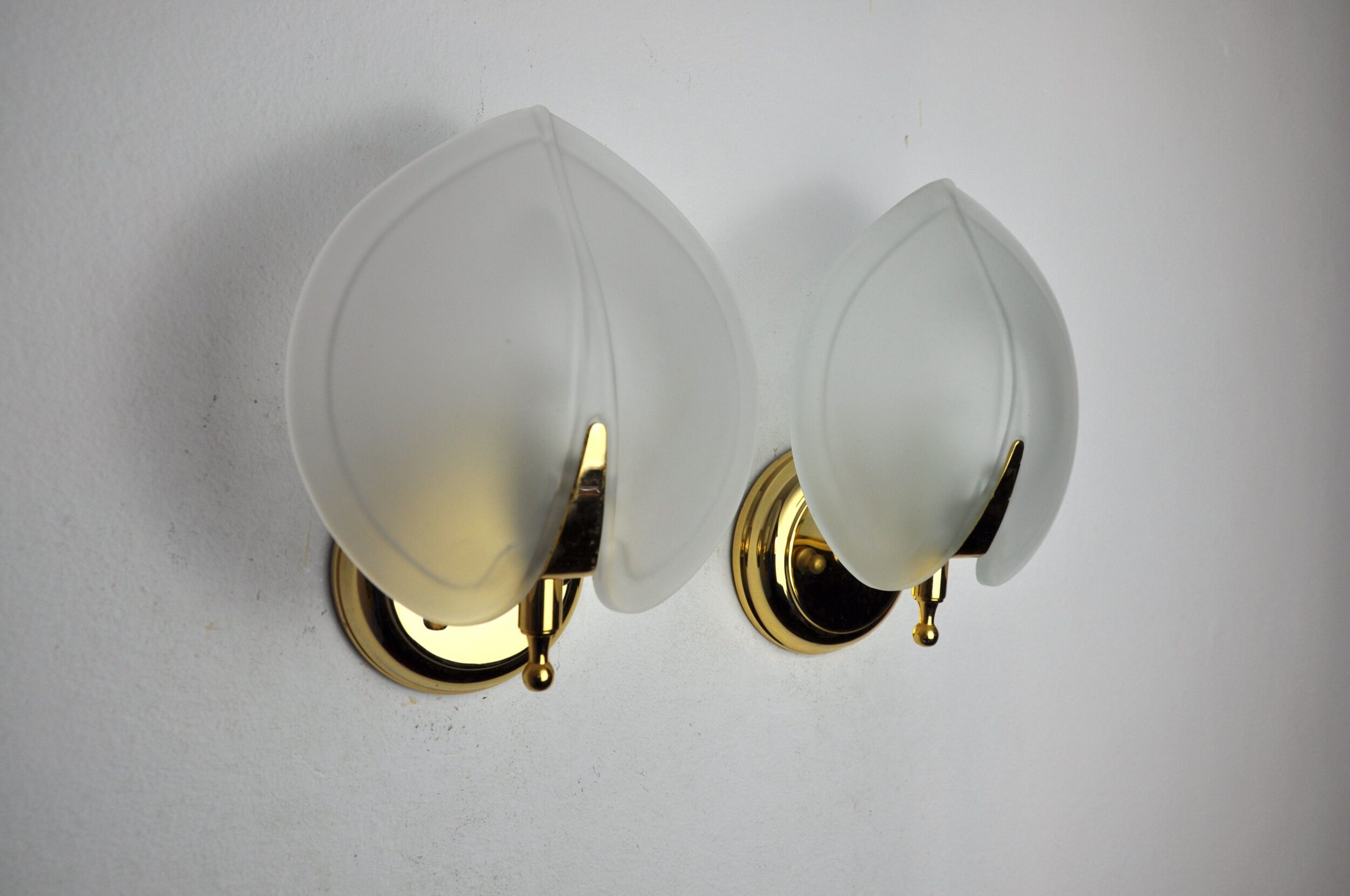 Pair of wall lamps "sheet" in opaque glass, murano, Italy 1980