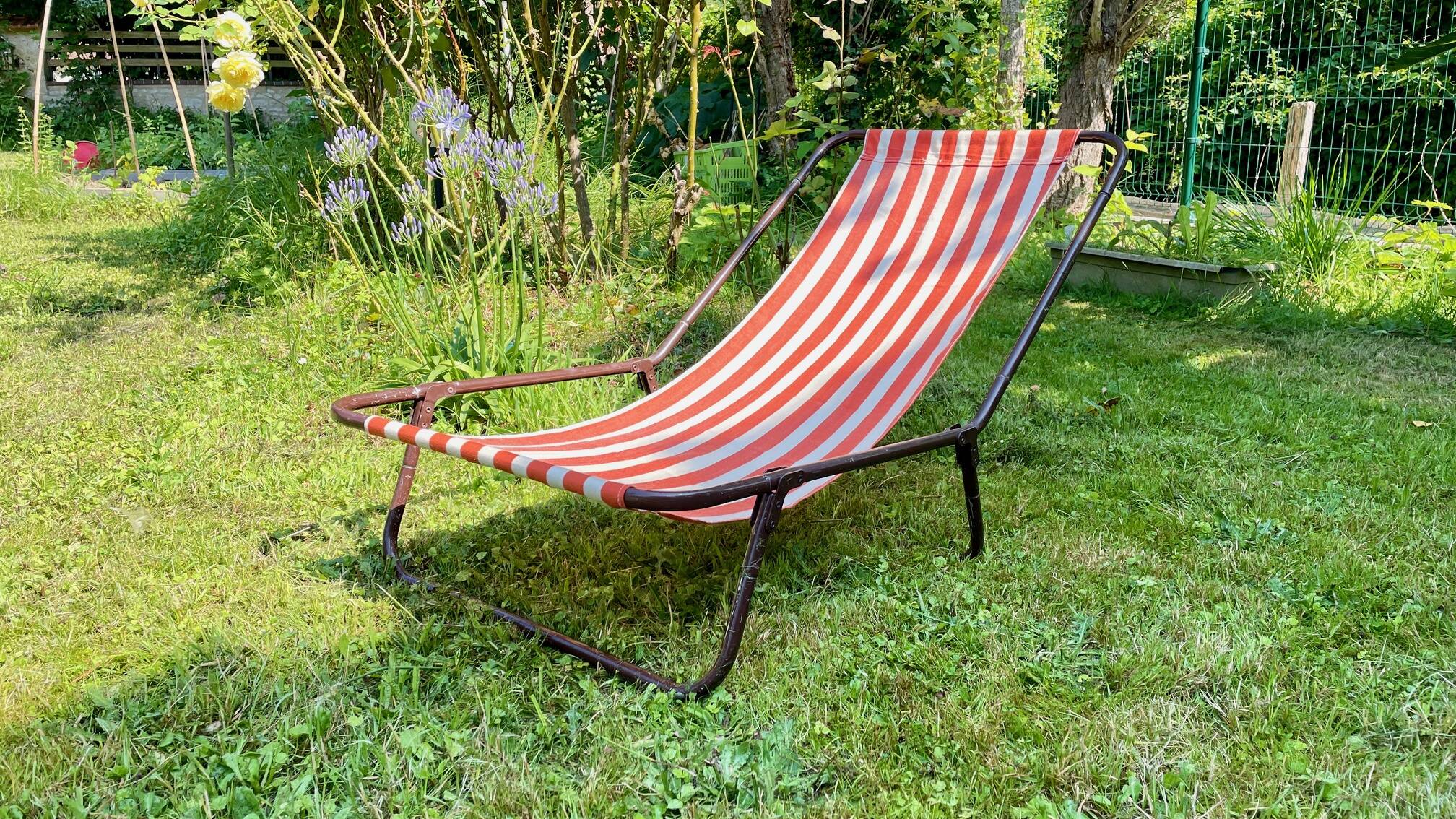 Vintage foldable nomadic deckchair