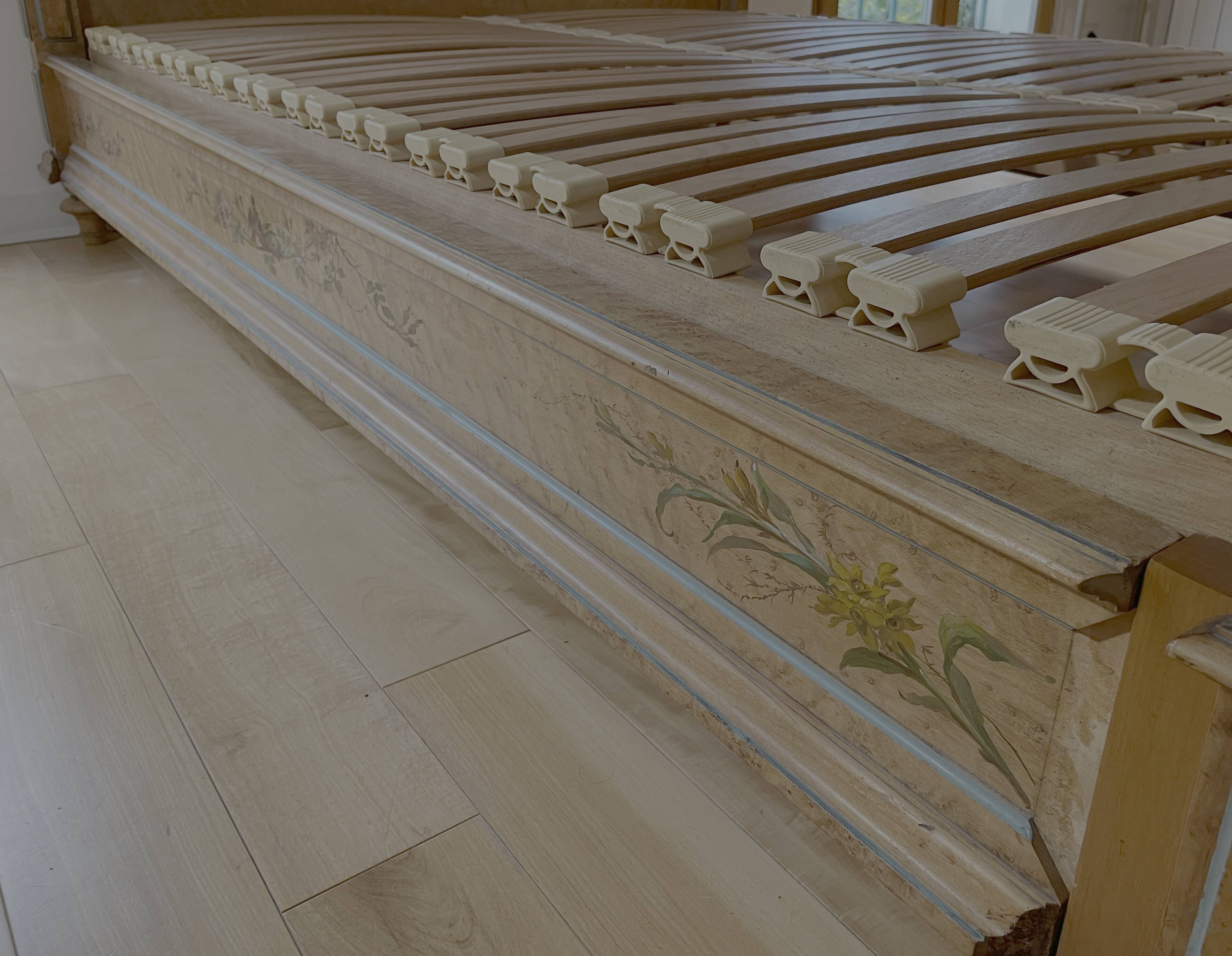 Late 19th century bed – painted maple burl – with base + 135x190 mattress