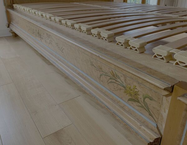 Lit fin XIXe – loupe d’érable peint – avec sommier + matelas 135x190