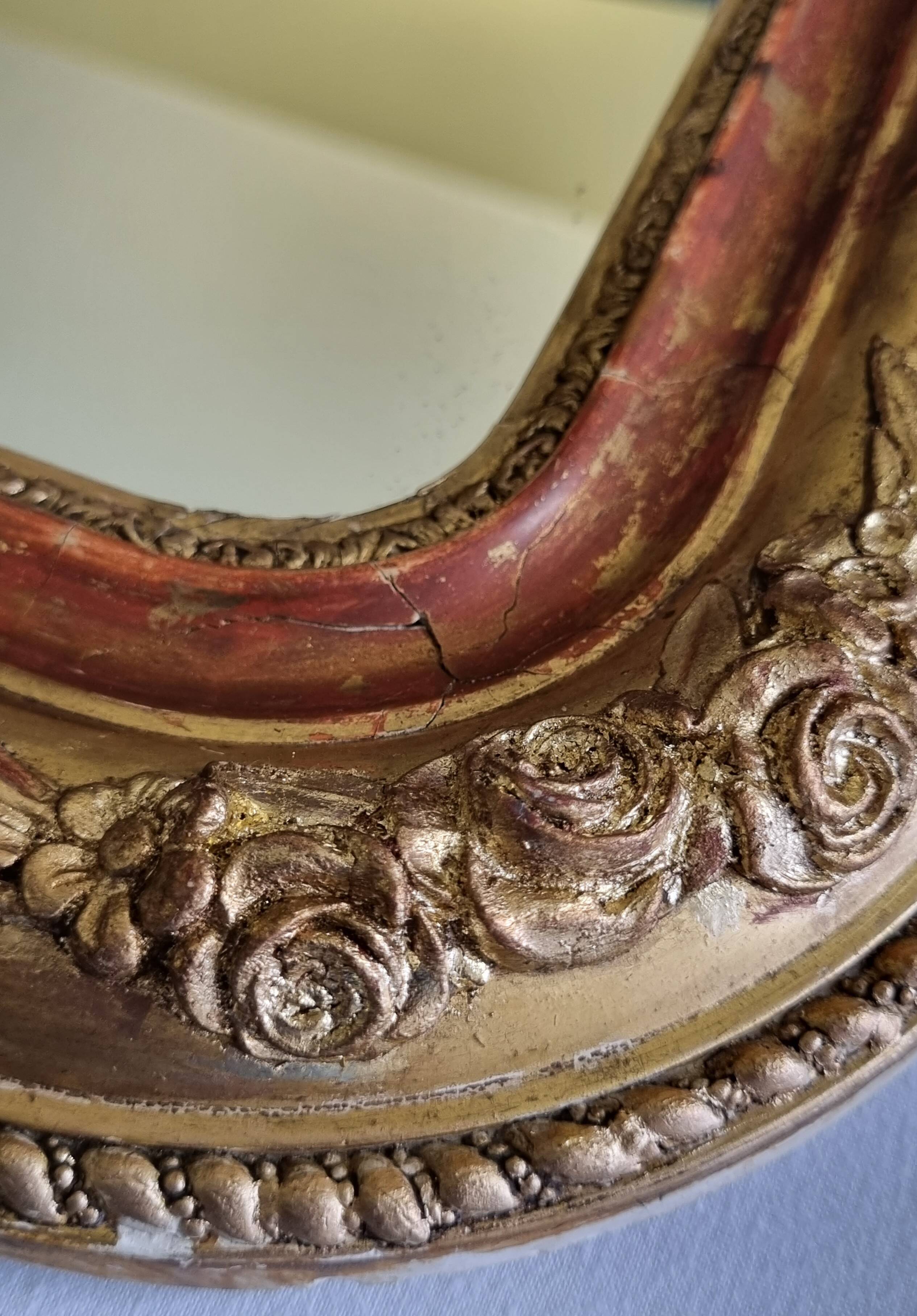 Miroir Louis-Philippe en bois et stuc doré à décor floral, XIXe, 43x38 cm
